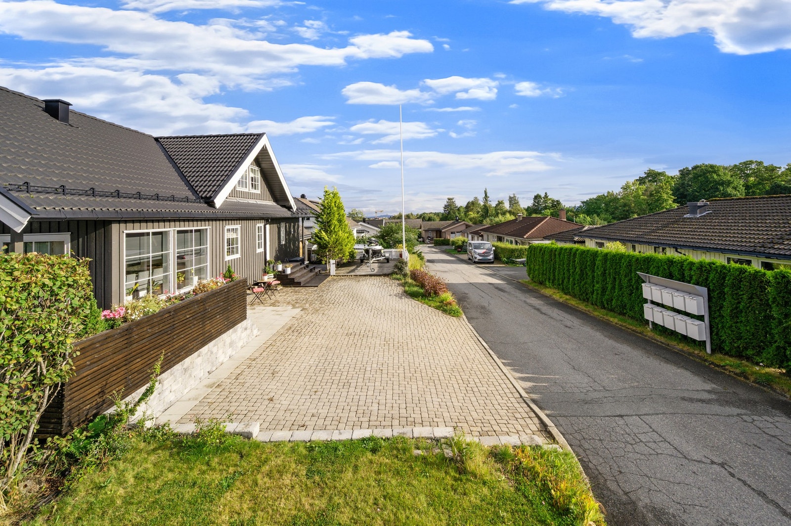 Boligen ligger i en blindgate - i et etablert nabolag som i hovedsak består av eneboliger. Fra huset har man turstier like ved, gangavstand til barneskole og flere barnehager. Galleribilde