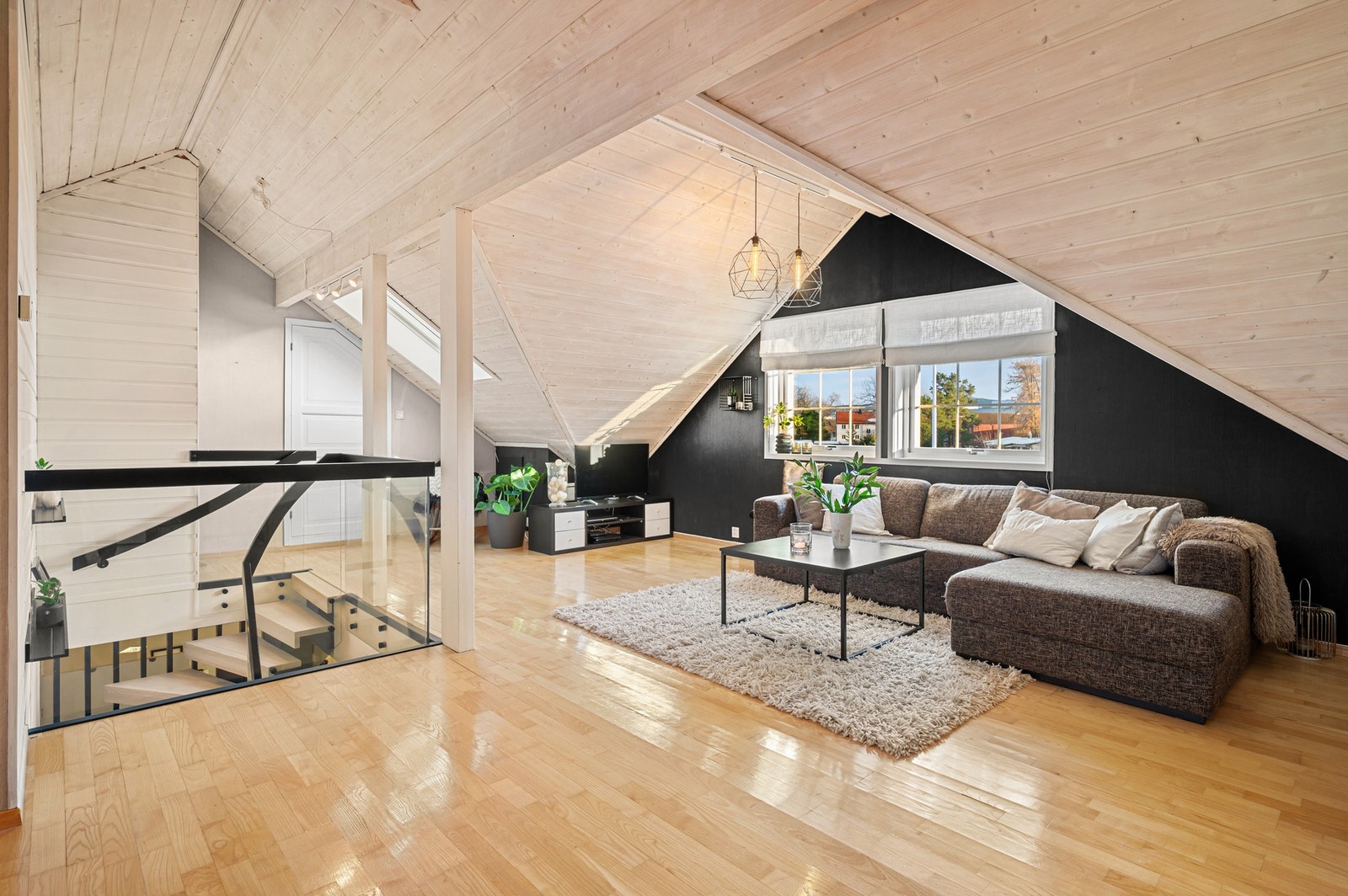 Den gode takhøyden bidrar til at rommet føles desto større og luftigere. Godt med naturlig lysinnslipp - fra flere hold i rommet. Galleribilde