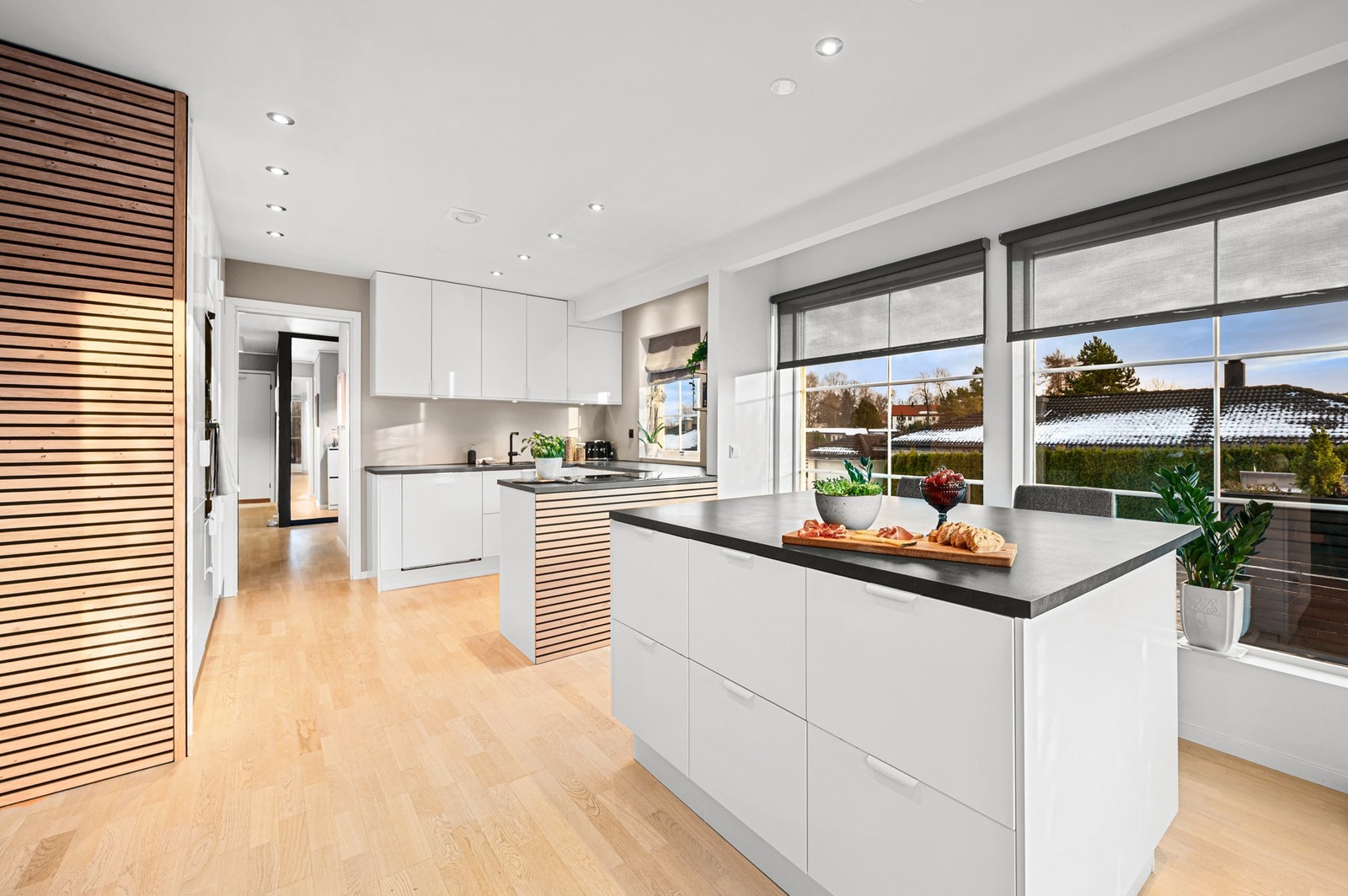 Videre holder kjøkkenet i boligen en god og moderne standard. Dette er nytt fra 2021. Her har man både mye oppbevarings- og benkeplass. Galleribilde