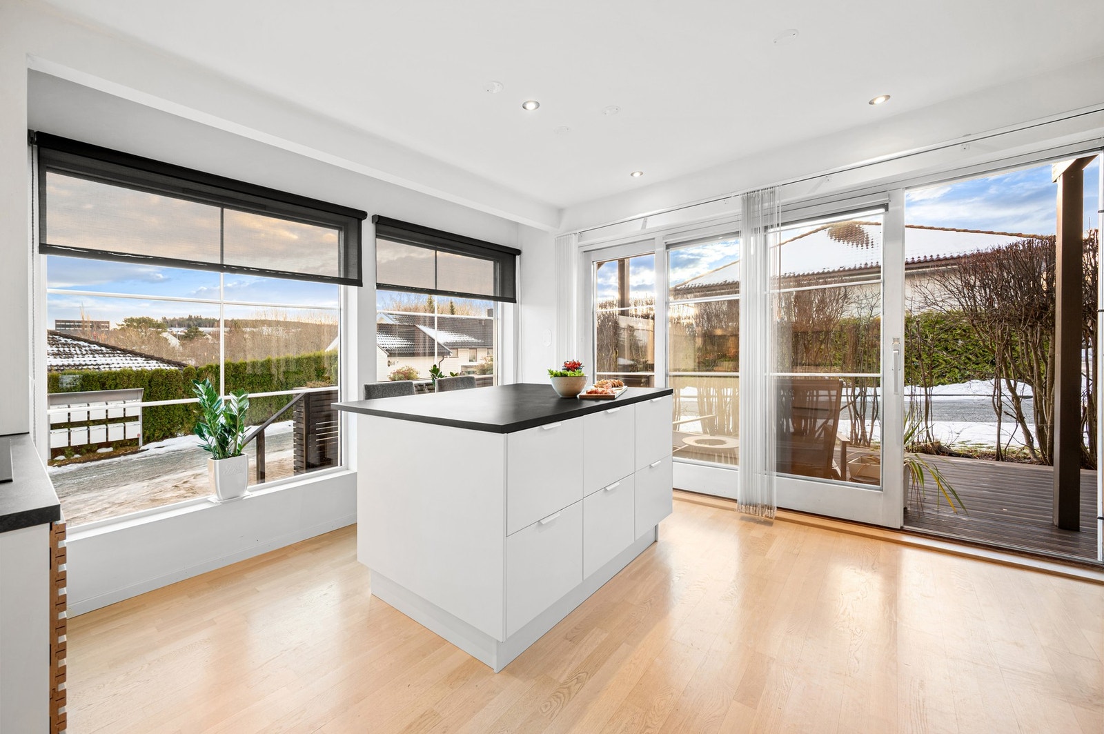 Herlig med lysinnslipp også mot kjøkkendelen av rommet. Heve-/skyvedør fra denne delen av rommet, som fører ut mot den store terrassen. Galleribilde