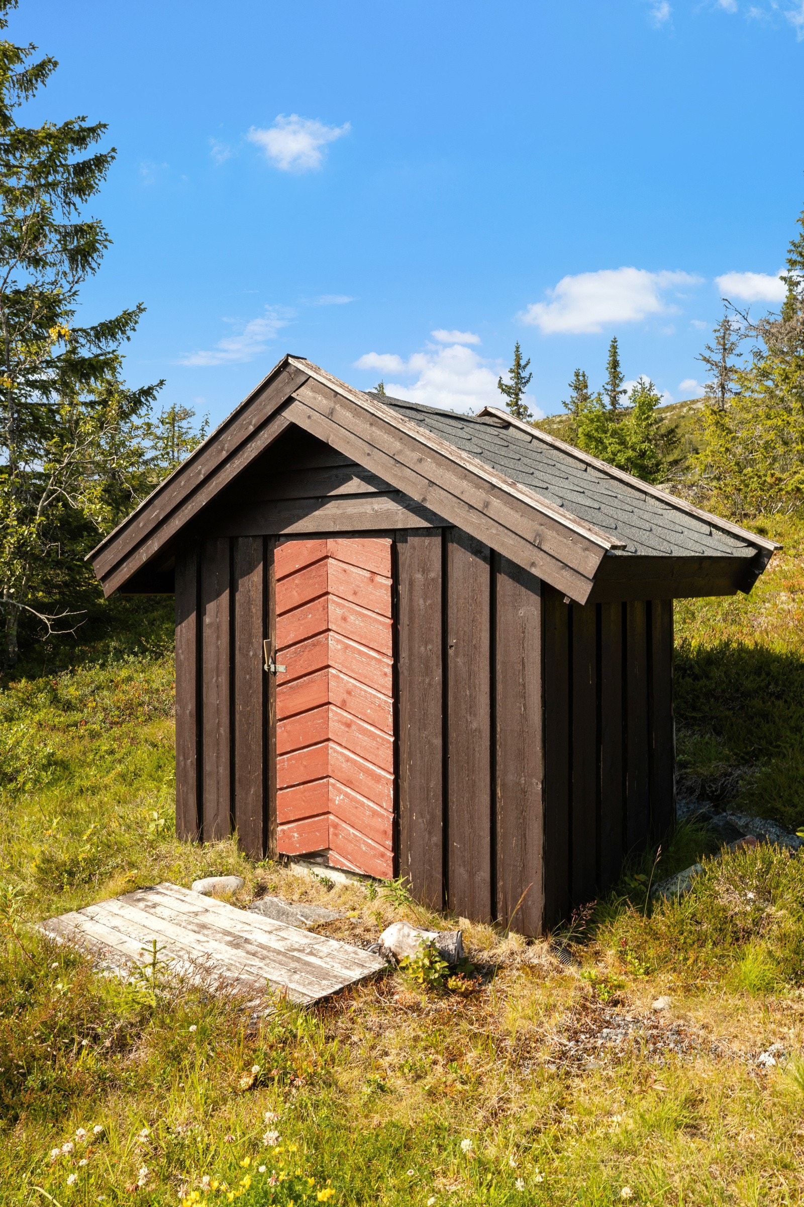 Felles brønnhus sammen med nabo beliggende på denne eiendommen. Det er vann til hytteveggen som må bæres inn Galleribilde