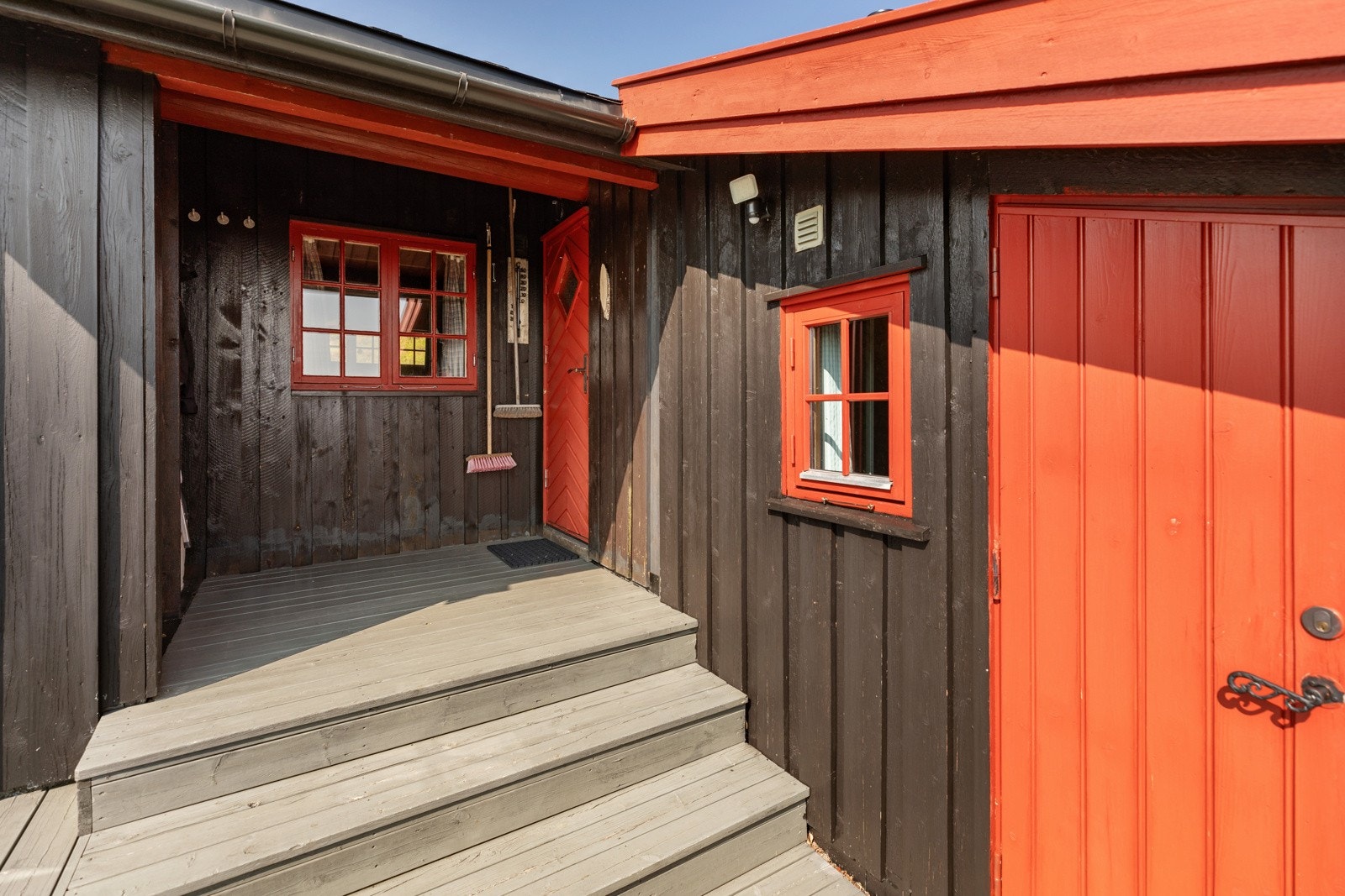 Overbygd inngangspart. Bod inn døren til høyre Galleribilde