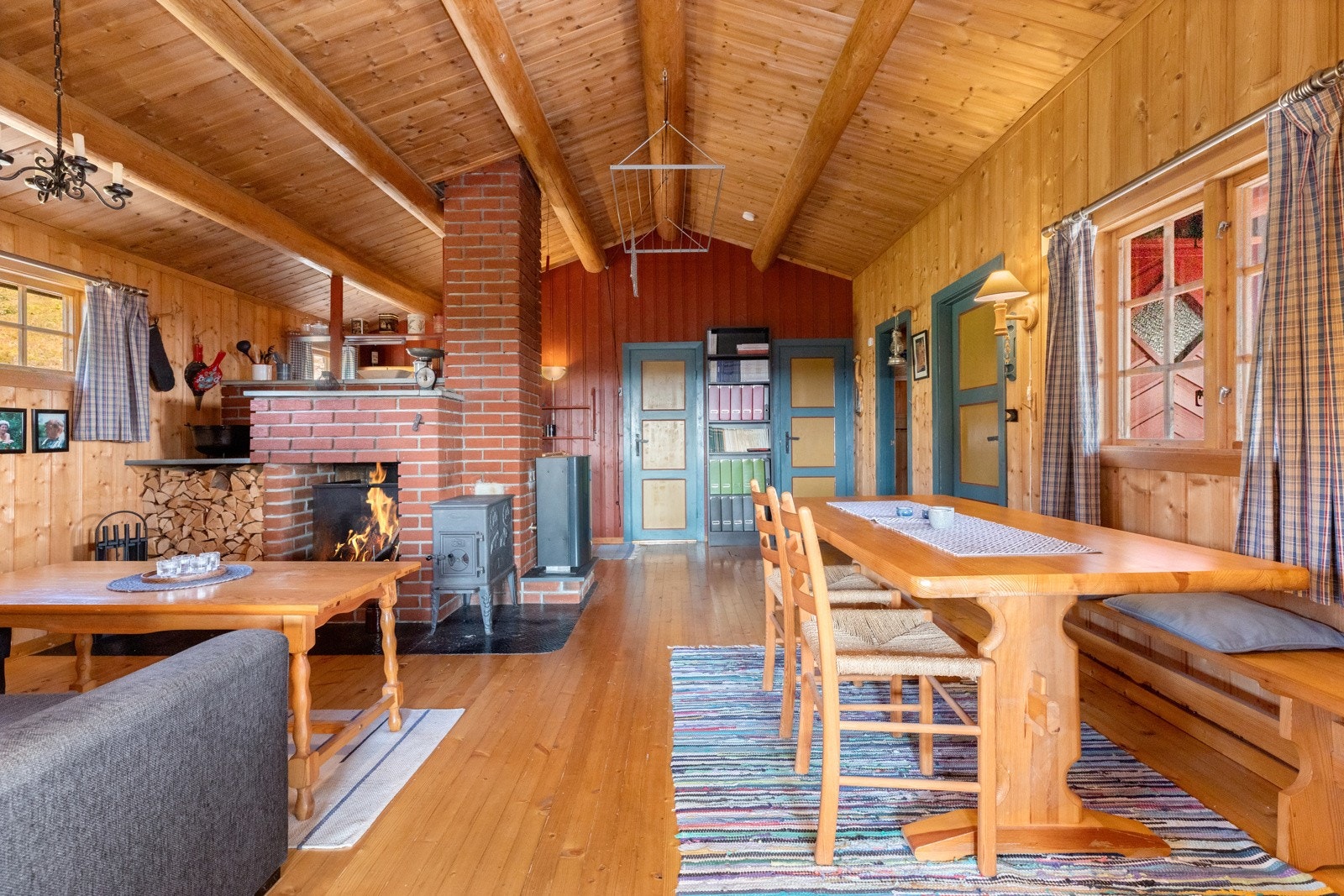 Romslig stue og kjøkken med god takhøyde Galleribilde