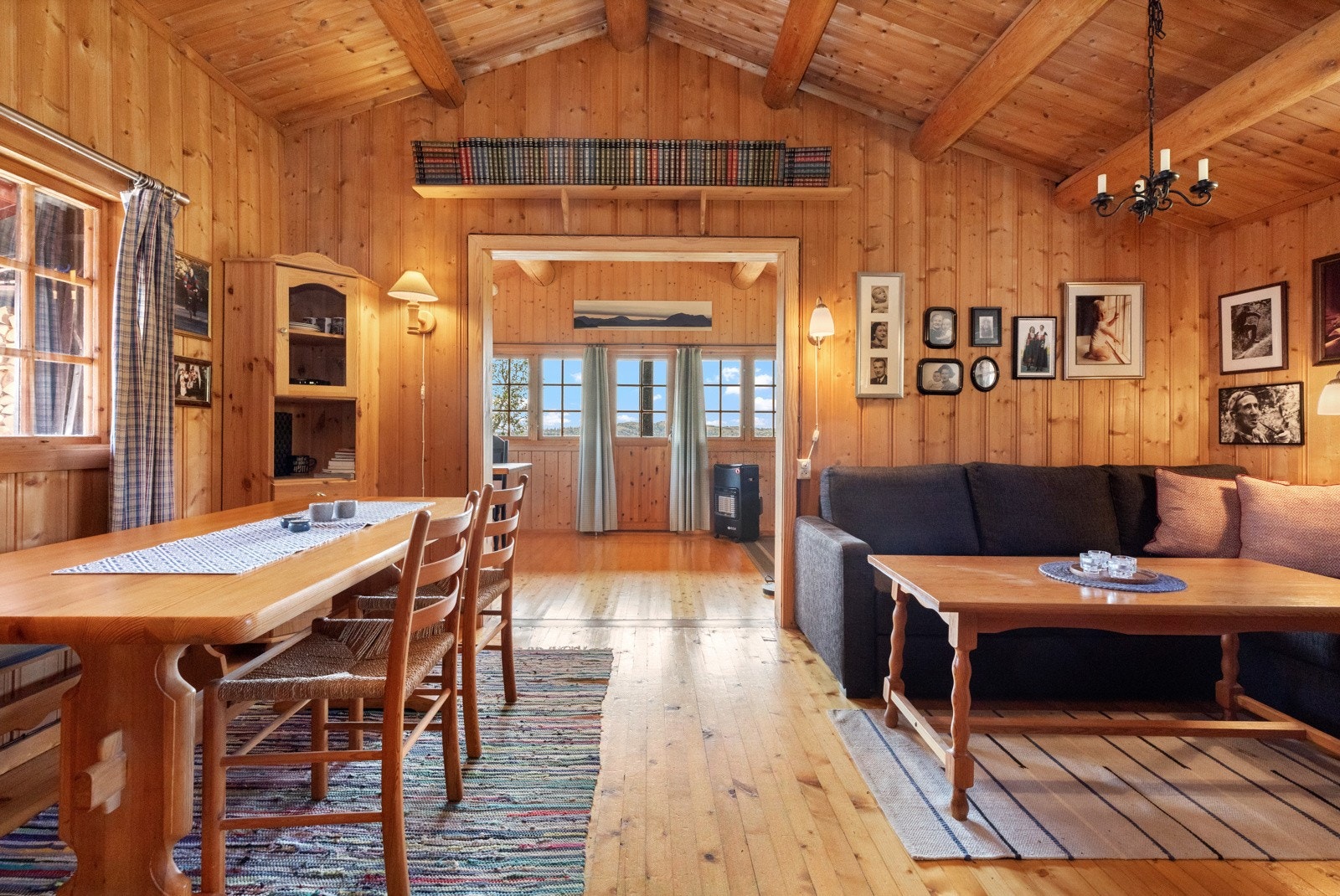 Hytta ble bygd i 1972 og er ca. 109 kvm BRA Galleribilde