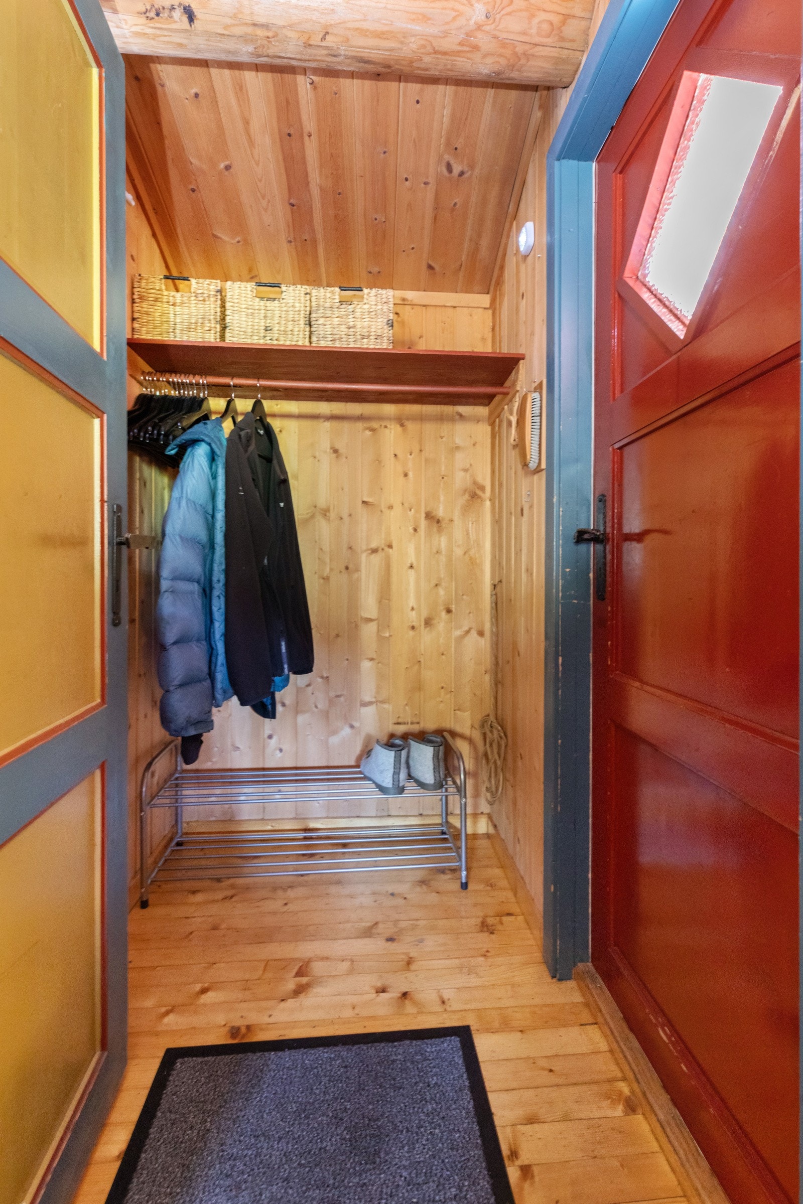 Entré med plassbygd hylle og oppheng under Galleribilde