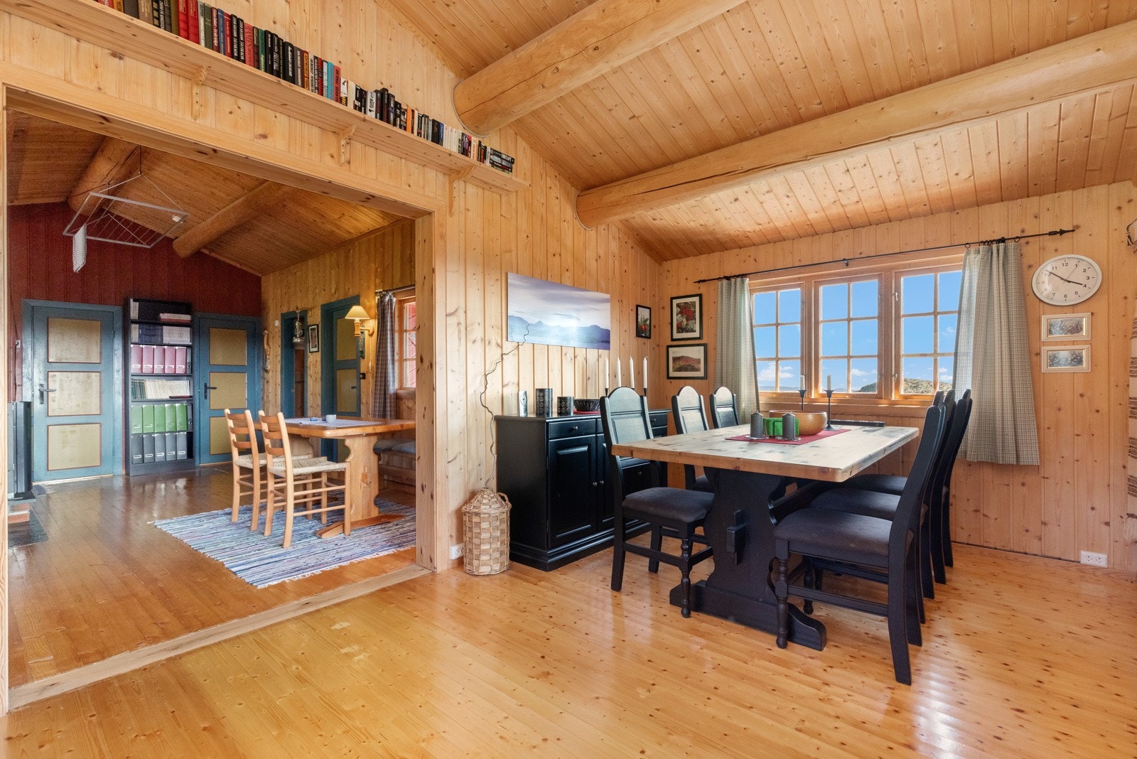 God plass til å samle familie og venner på hytta for hyggelige måltider Galleribilde