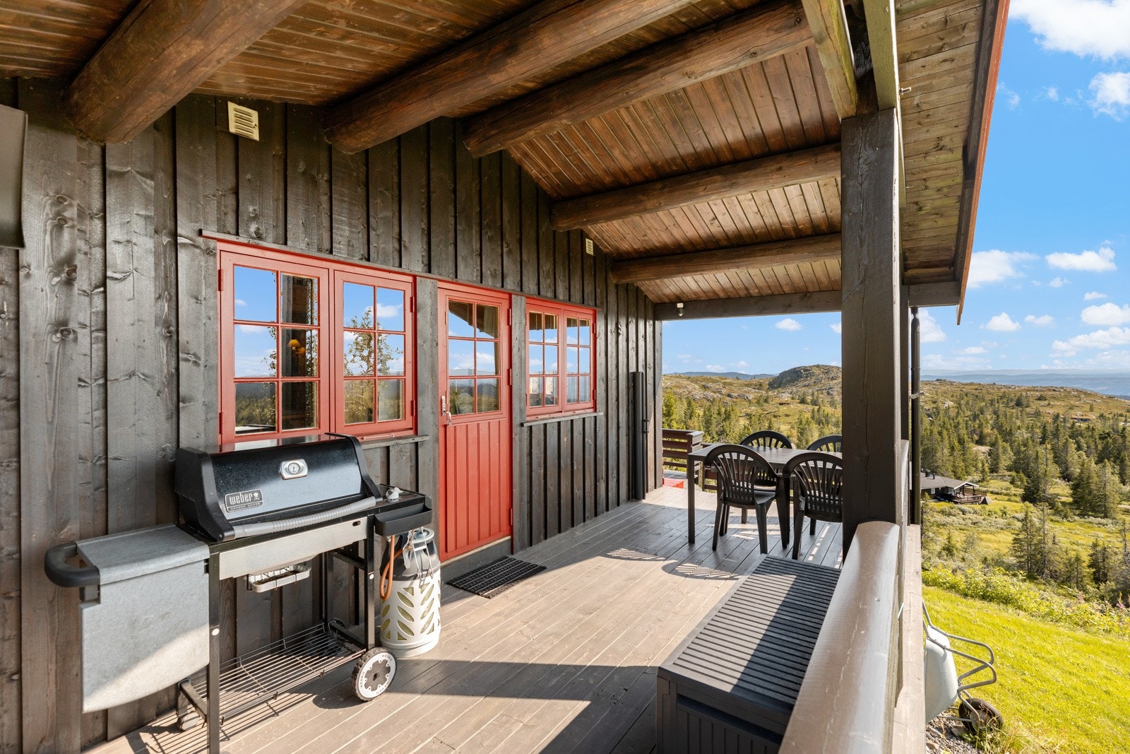 Overbygd terrasse utenfor stuen Galleribilde