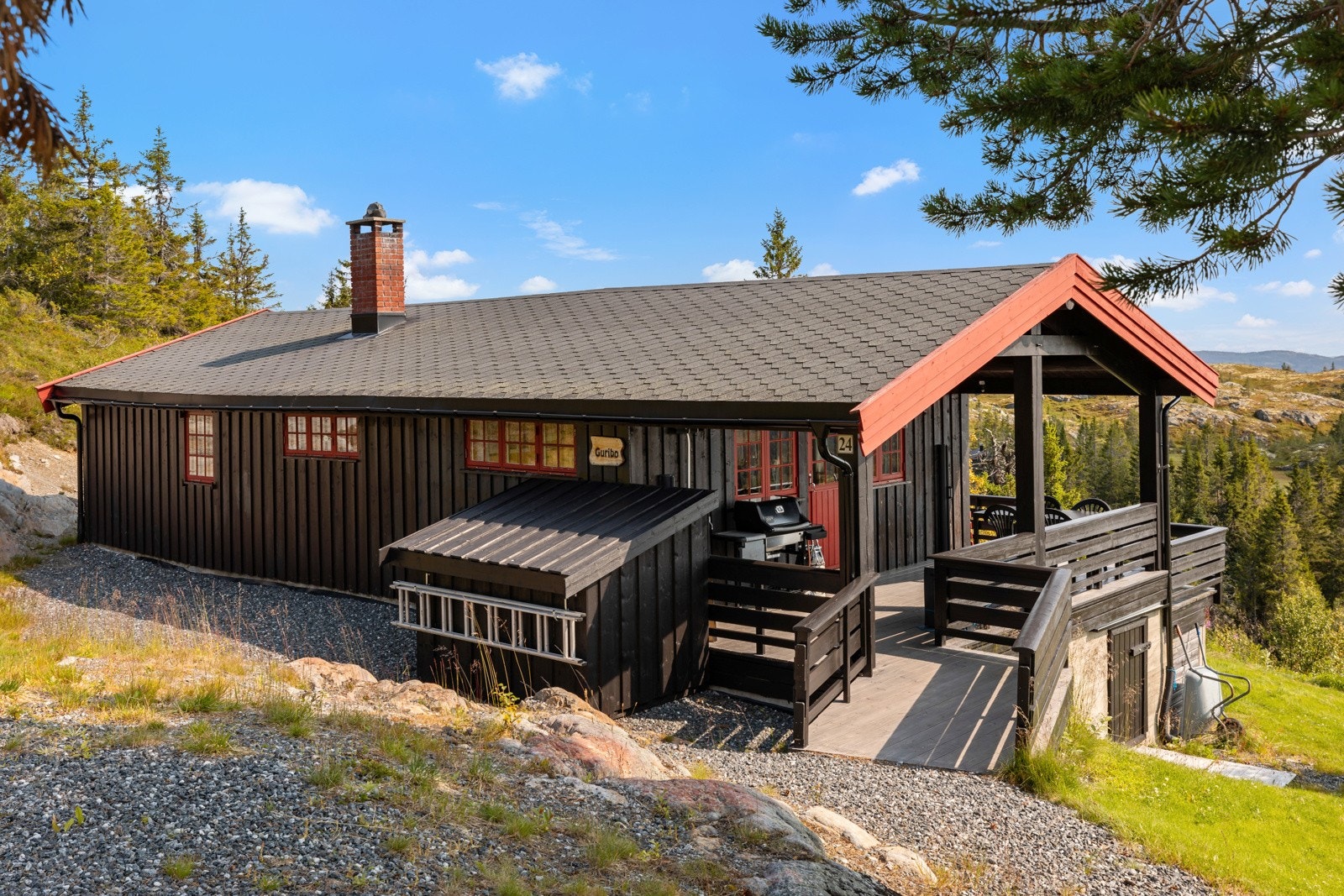 Det er ikke innlagt strøm, men 2 stk solcellepanel. Det er strøm til tomtegrensen og mulighet til å koble seg til Galleribilde