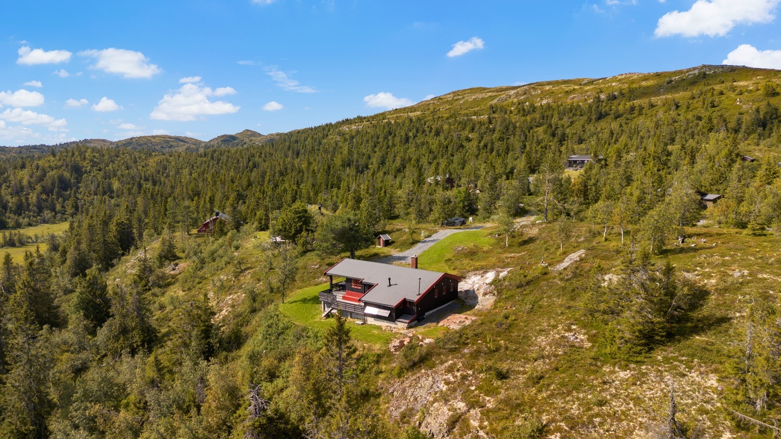 Eiendommen er tilknyttet privat vei. Sommervei. Det er ikke brøytet inn til eiendommen på vinteren. Felles parkering på vinteren, scootertransport ved bestilling av det Galleribilde