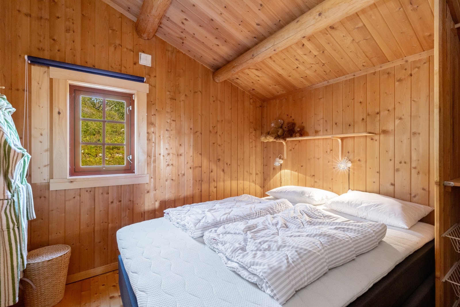 Hovedsoverommet er av god størrelse og er innredet med en dobbelt seng Galleribilde