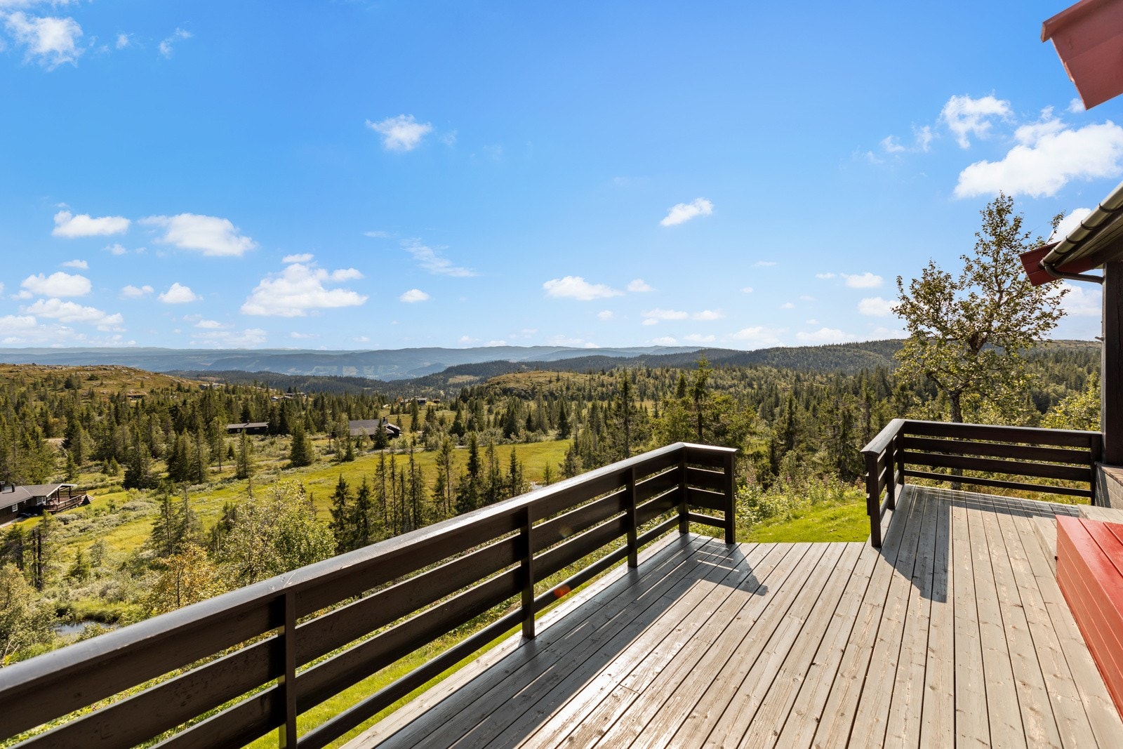 Fra hytta har man vidstrakt utsikt og gode solforhold ca. 990 moh Galleribilde