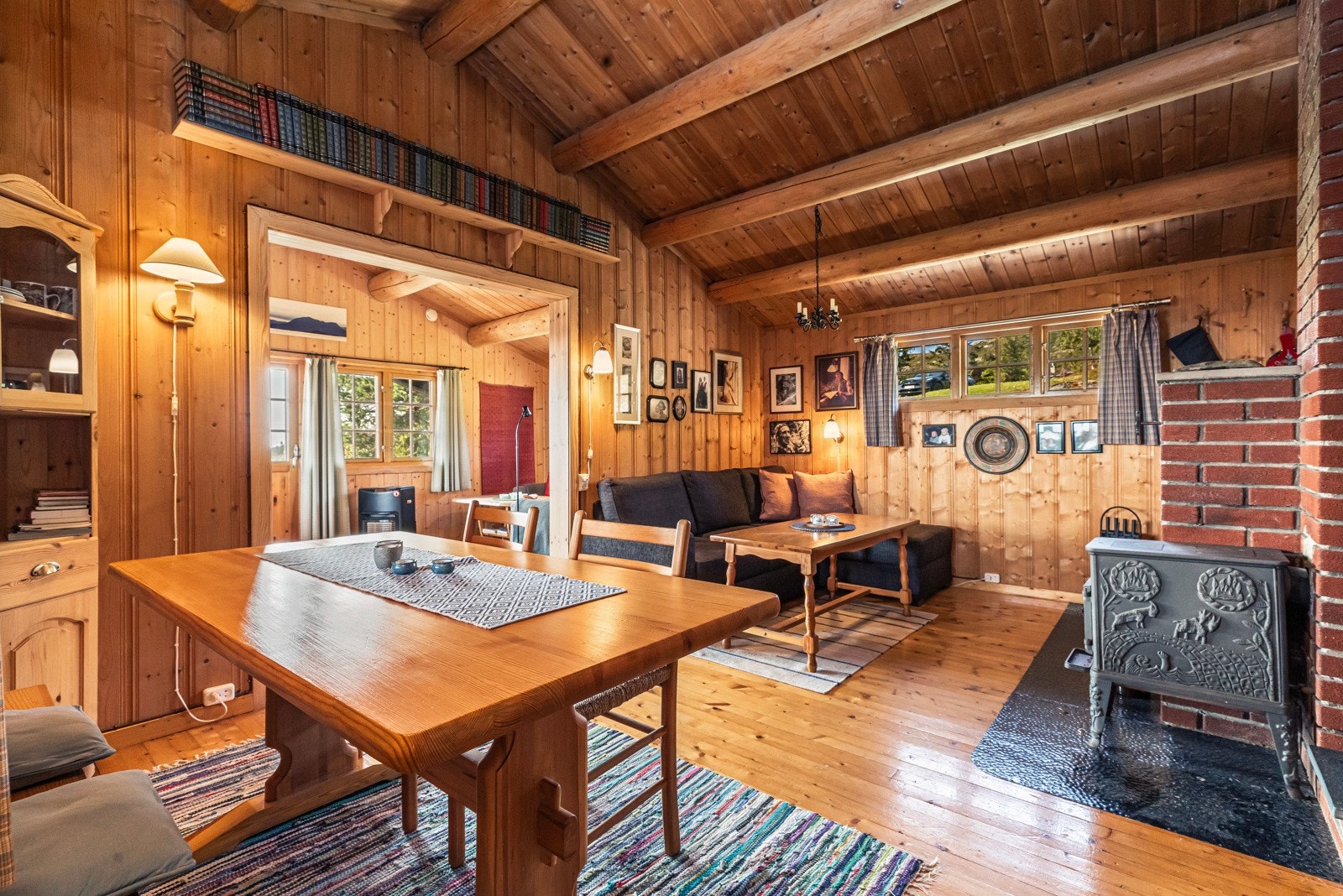 Hytta har to stuesoner - begge har plass til både sofagruppe og spisebord samt andre stuemøbler Galleribilde