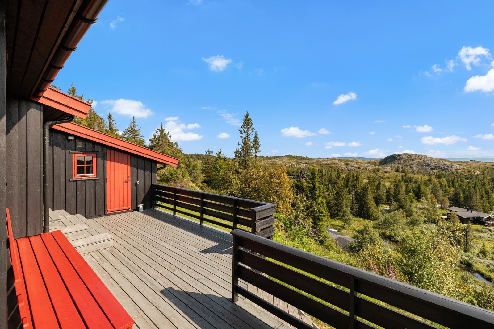 Stor terrasse med god plass til flere sittegrupper og andre utemøbler Galleribilde