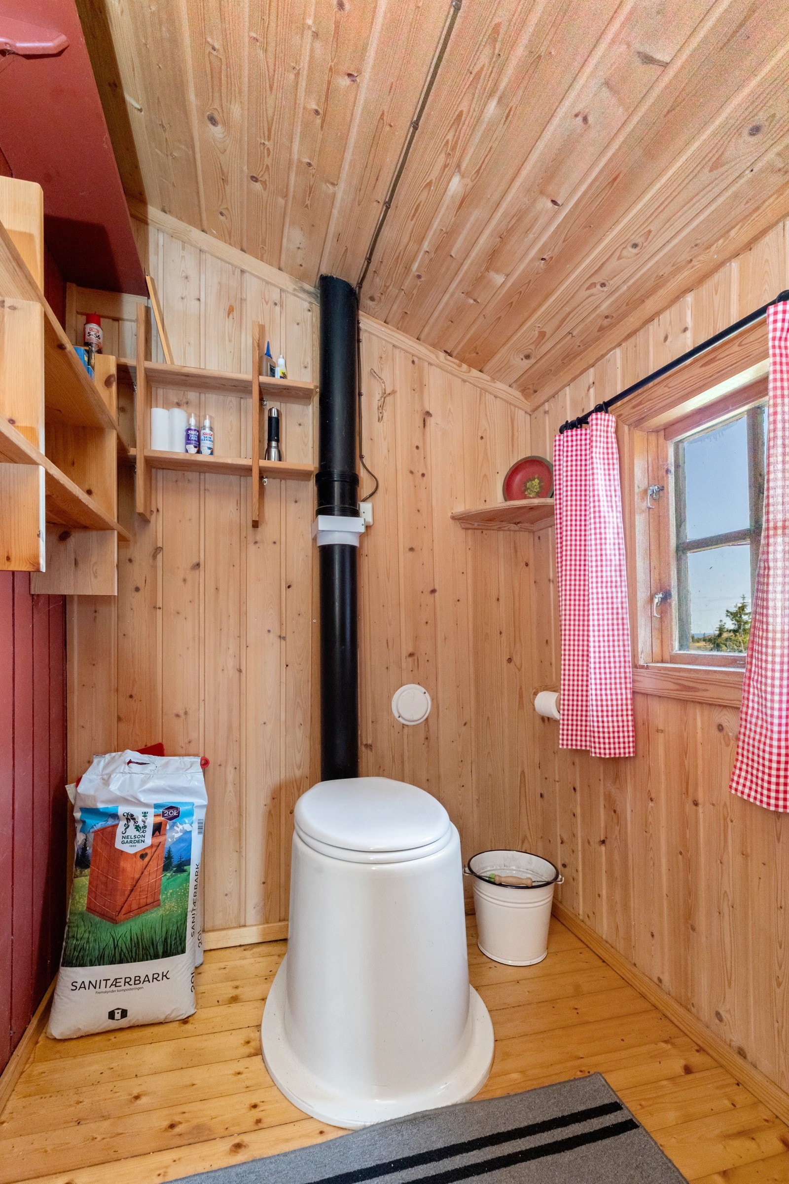 Toalettrom med formuldningstoalett. Ifølge eier har toalettet en kapasitet på 200 dobesøk Galleribilde