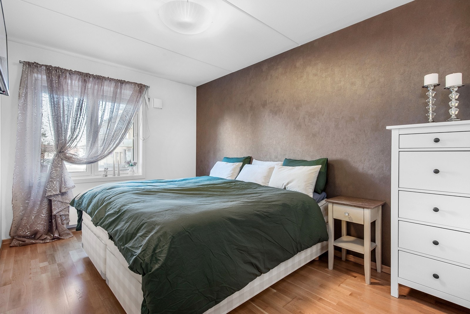 Boligen har to gode soverom, begge med plass til seng og nattbord. Hovedsoverommet har i tillegg tilgang til walk-in garderobe/bod. Galleribilde