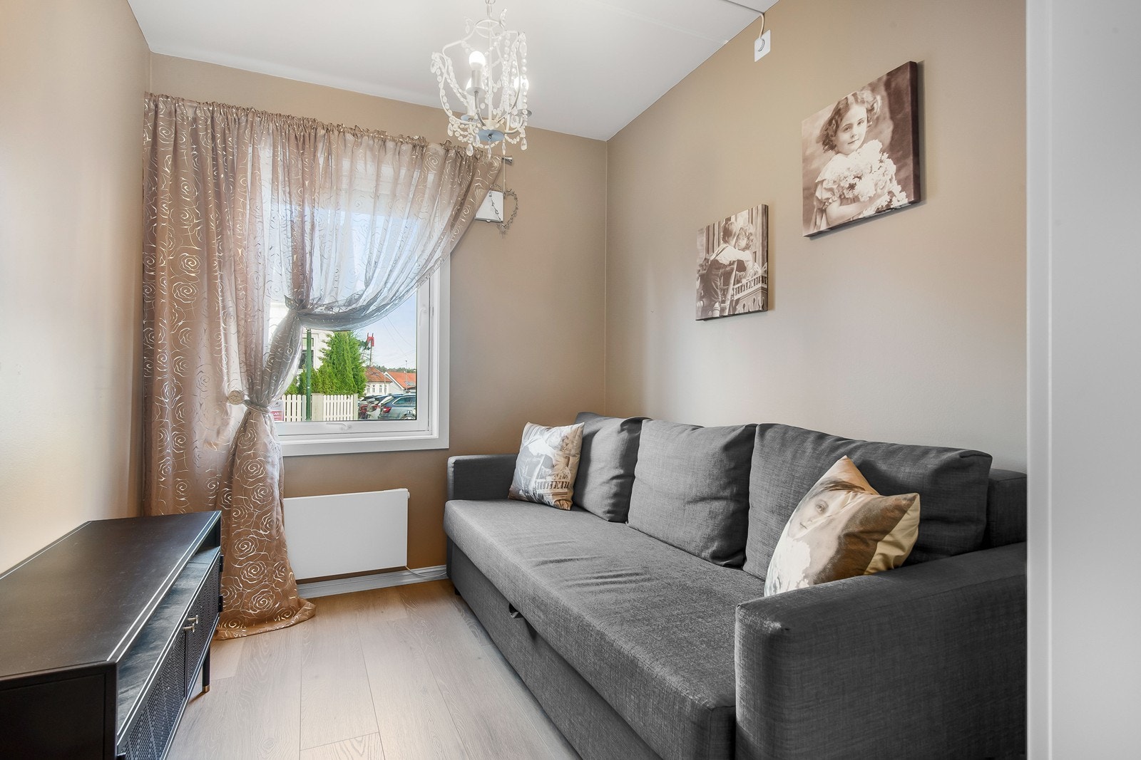 Soverom 2 er innredet med garderobeskap og begge soverom har stort vindu for naturlig lys og lufting. Galleribilde