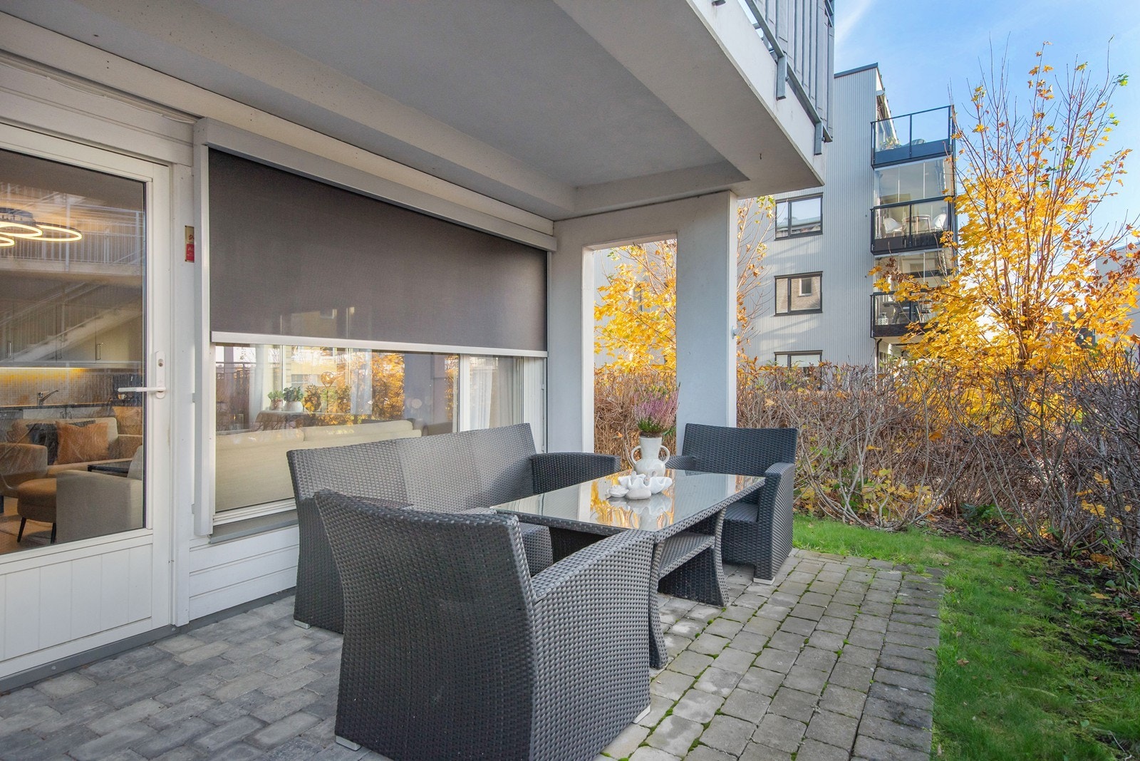 Uteplassen er overbygd og ligger skjermet på hjørne omkranset av beplantning, med plass til møblement. Galleribilde