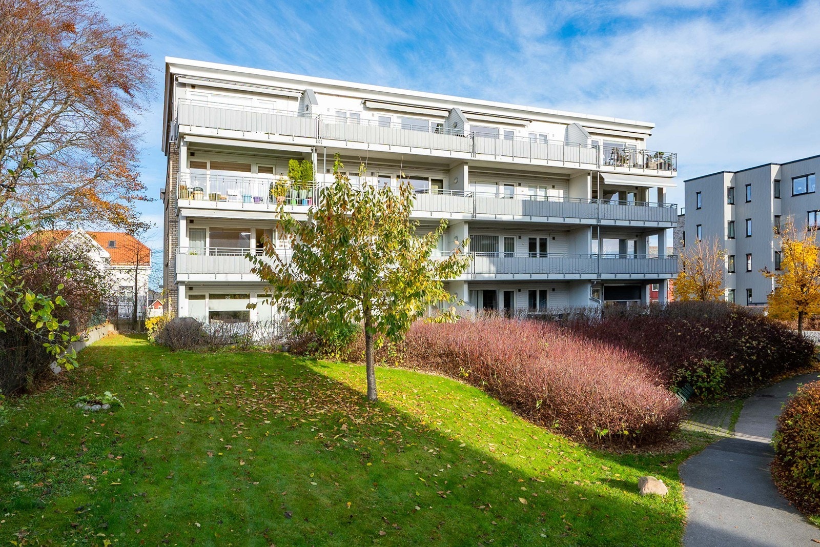 Sameiets felles tomt gir et godt førsteinntrykk med ryddige uteområder, utelys og hekk, busker og div. beplantning. Galleribilde