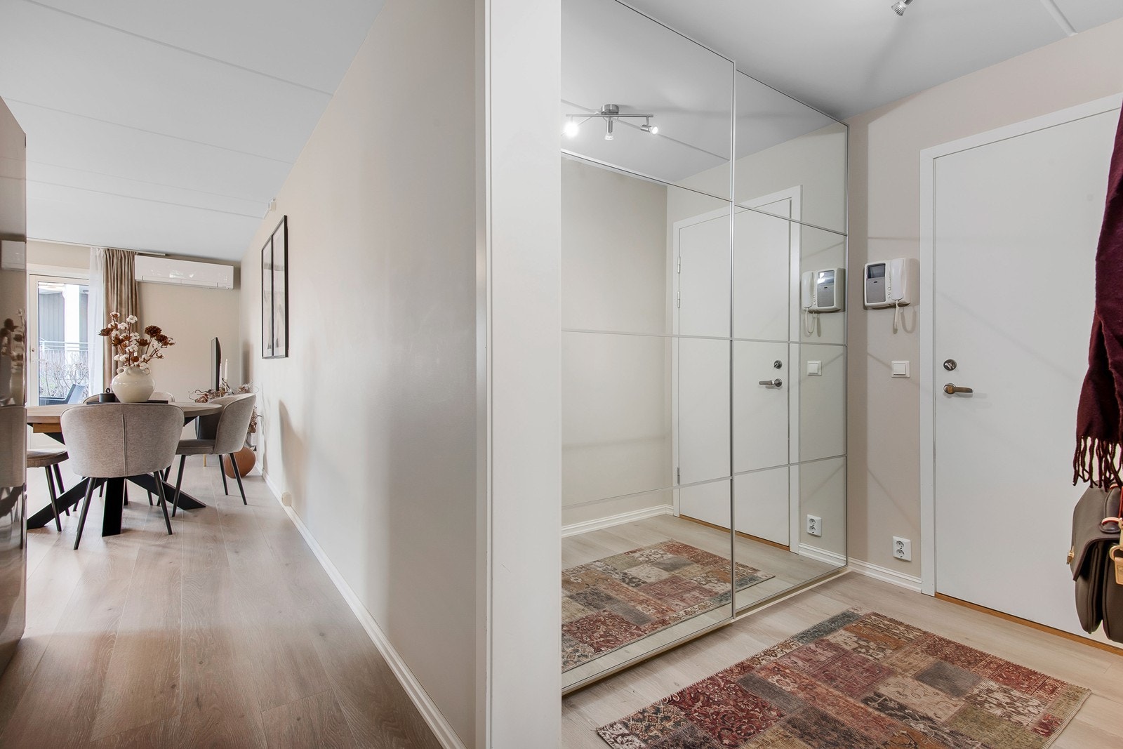 Gjennomgående 1-stavs laminatgulv fra 2022 og slettmalte overflater gir et moderne uttrykk. Galleribilde