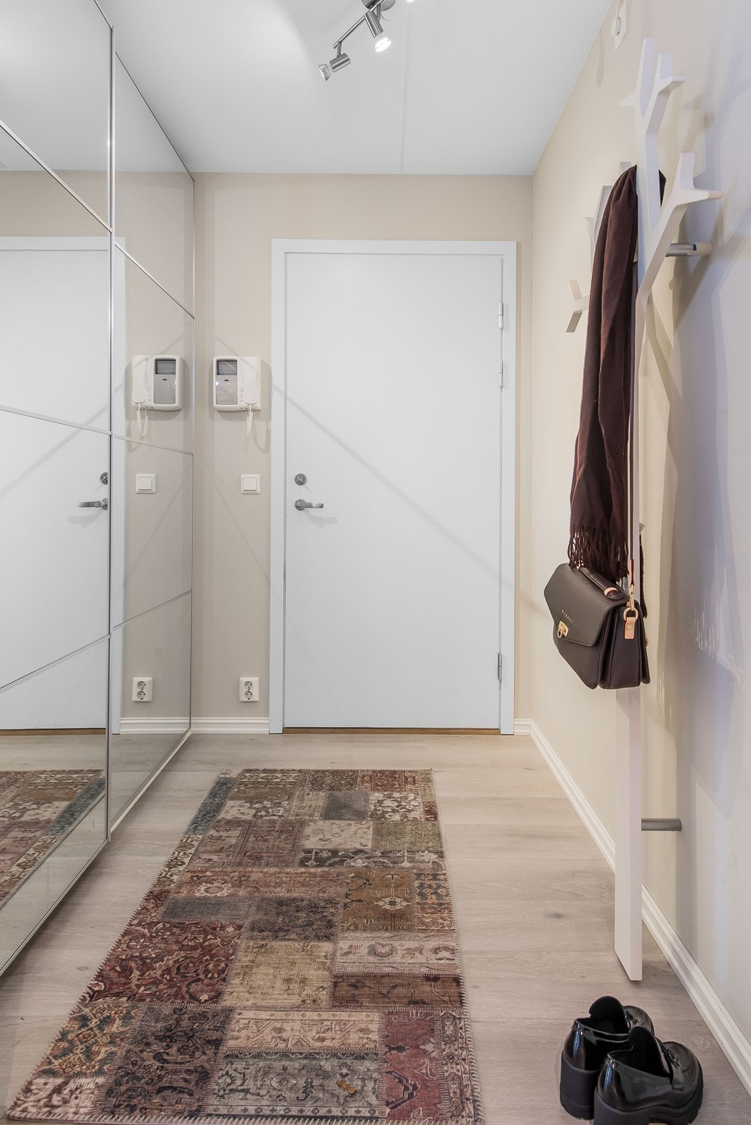 Vel inne gir entreen et godt førsteinntrykk med stor skyvedørsgarderobe og plass til oppheng av yttertøyet. Galleribilde