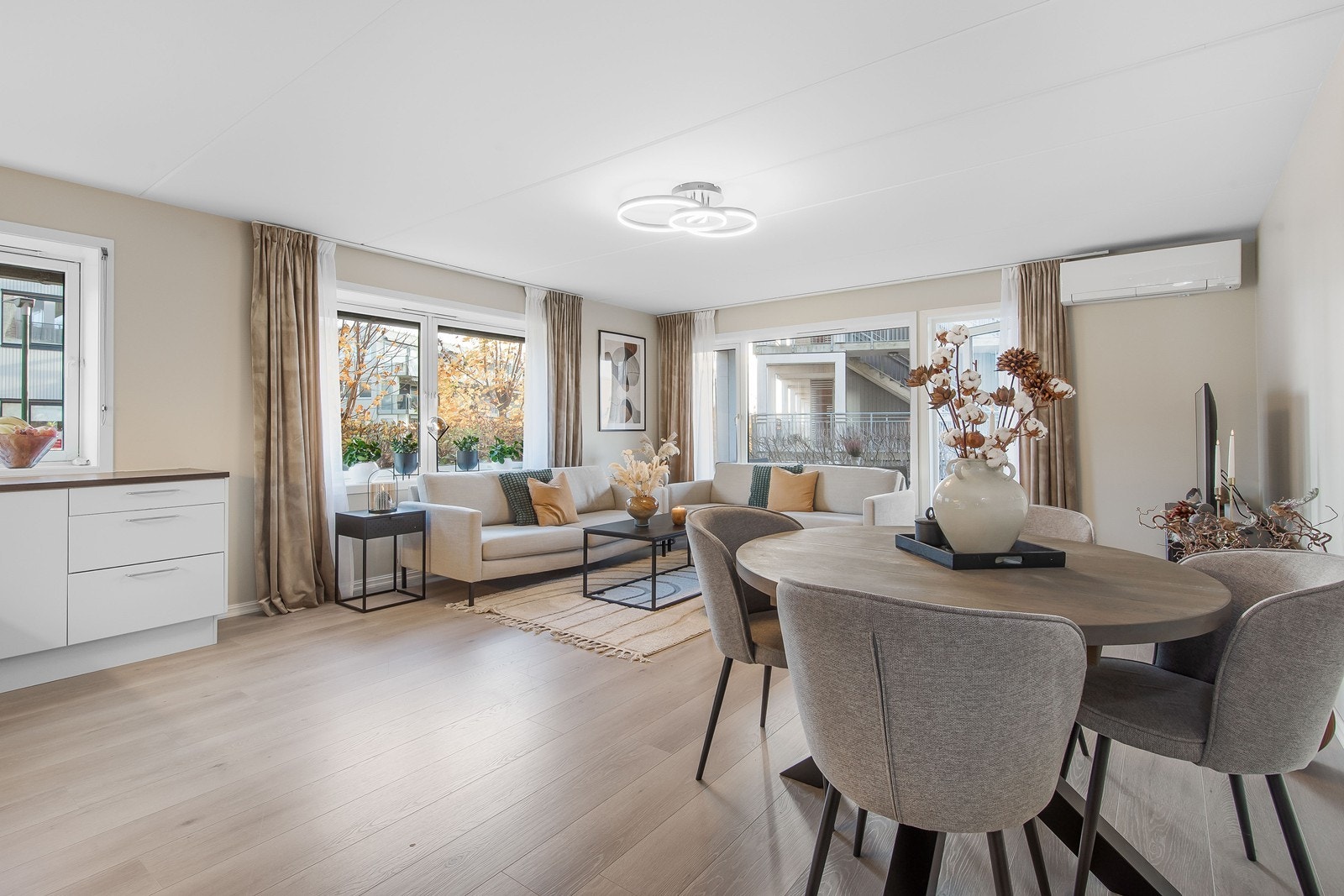 For godt inneklima hele året og solskjerming ble det montert både varmepumpe og utvendige screens i 2024. Galleribilde