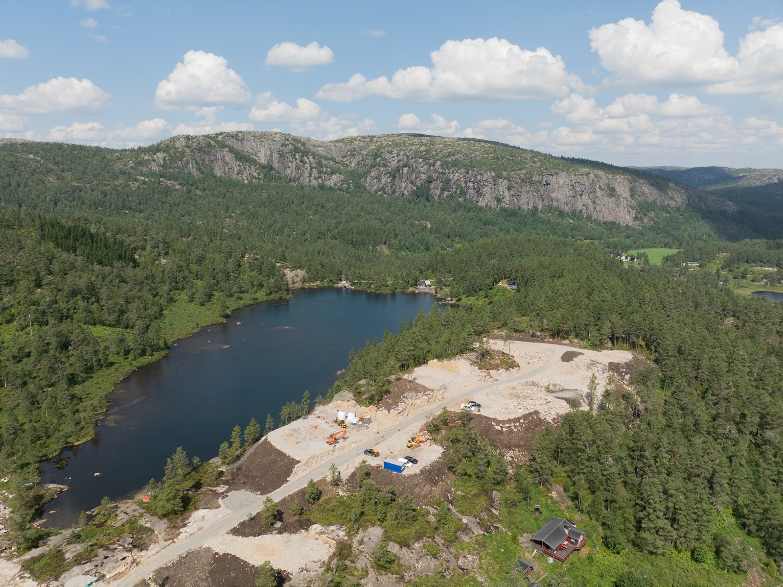 Området rundt er variert og rikt, med muligheter for fiske i Øydtjønn, bærplukking av tyttebær, multer og blåbær, og sanking av kantareller Galleribilde