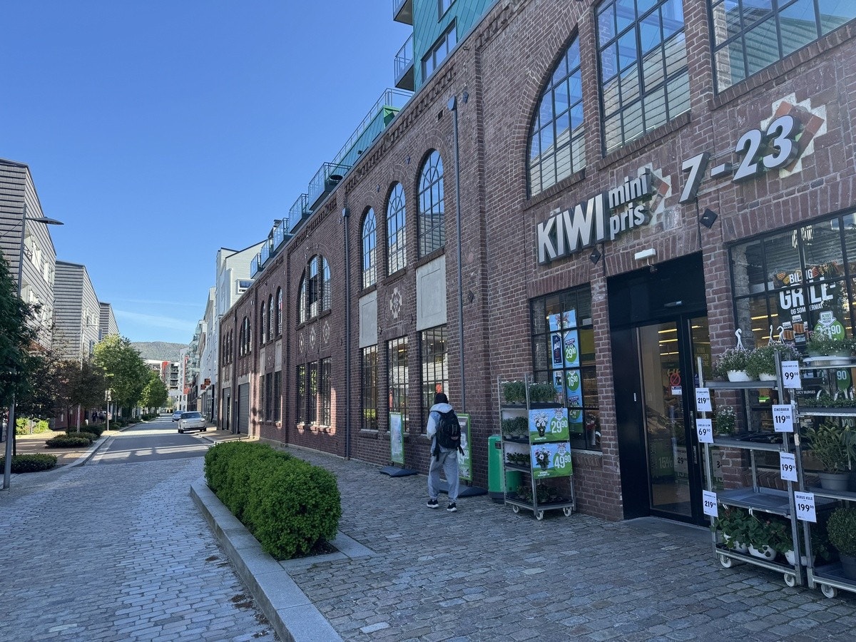 Kiwi ca 3 min fra huset, dette er gaten nedenfor huset, med flere populære restauranter, treningssenter og dagligvare. Galleribilde