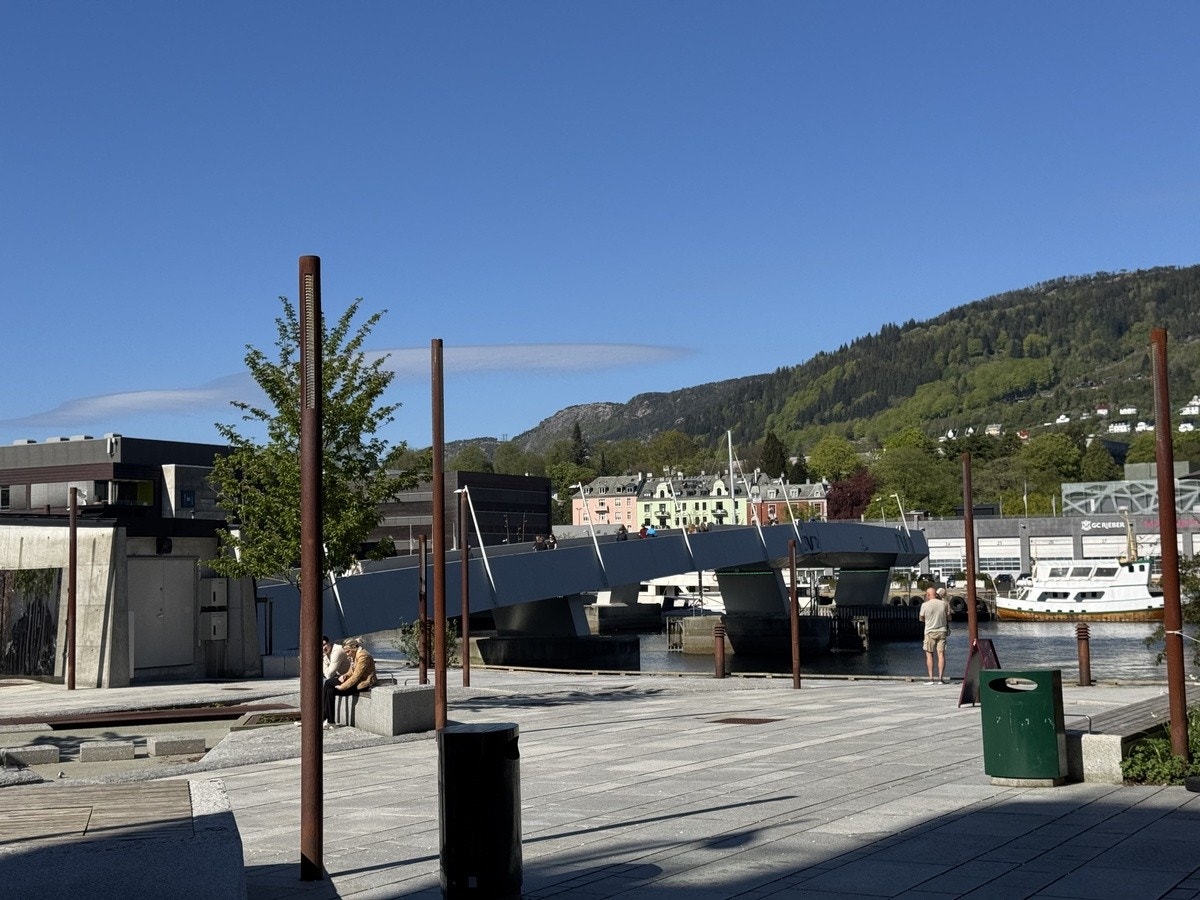 Småpudden gang og sykkelbro tar deg over til Møhlenpris/BI i bakgrunnen Galleribilde