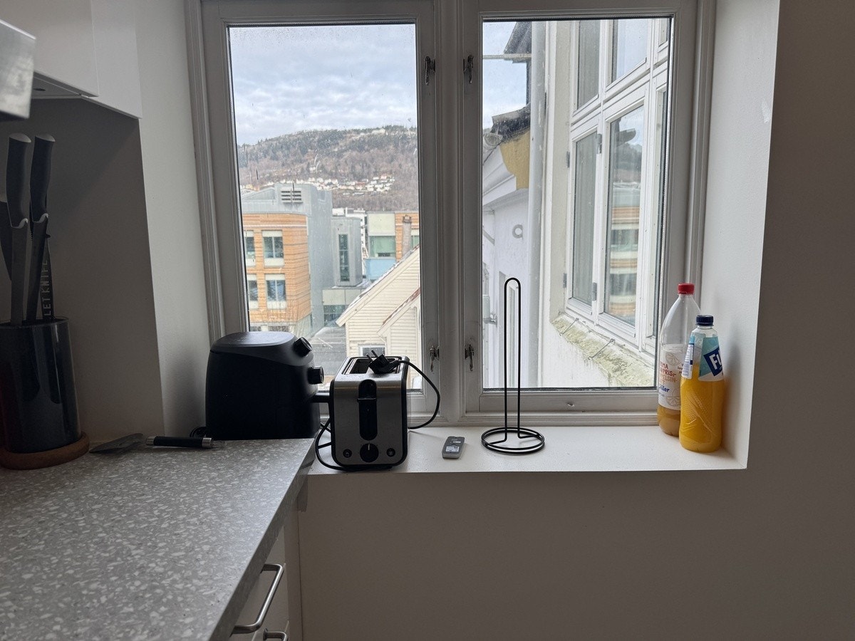 Utsikt fra kjøkken, DnB skimtes til venstre i bilde Galleribilde