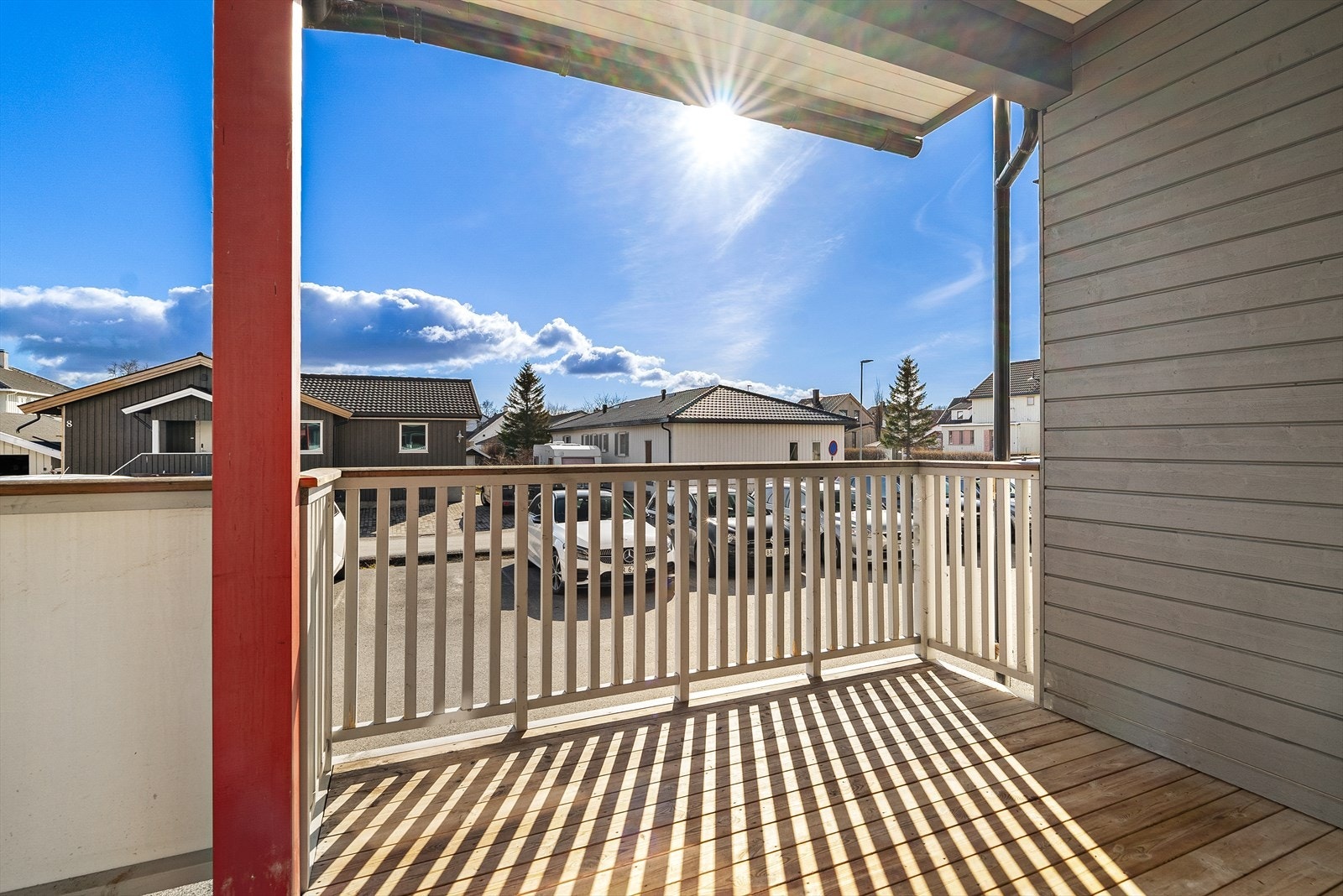 Romslig takoverbygd balkong med god plass til utemøbler og grill. Galleribilde