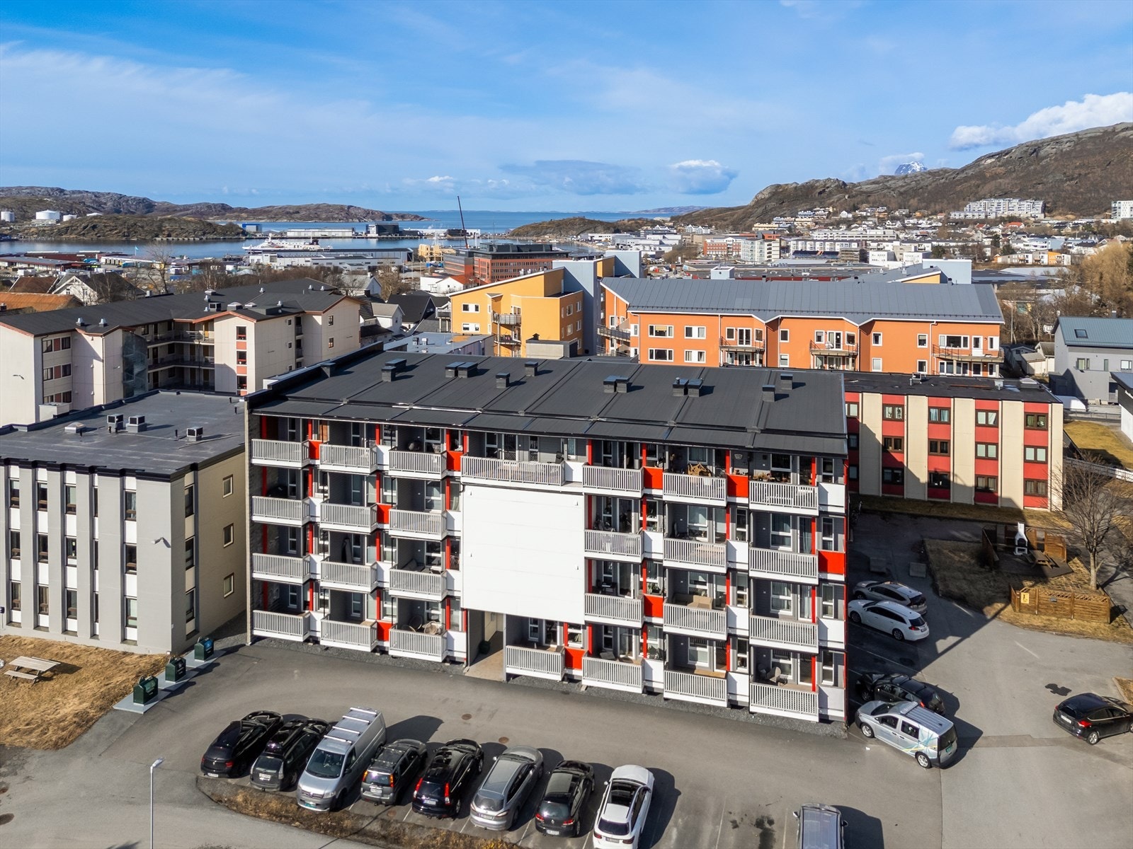 Flere p-plasser rett utenfor. Det er heis i bygget. Galleribilde