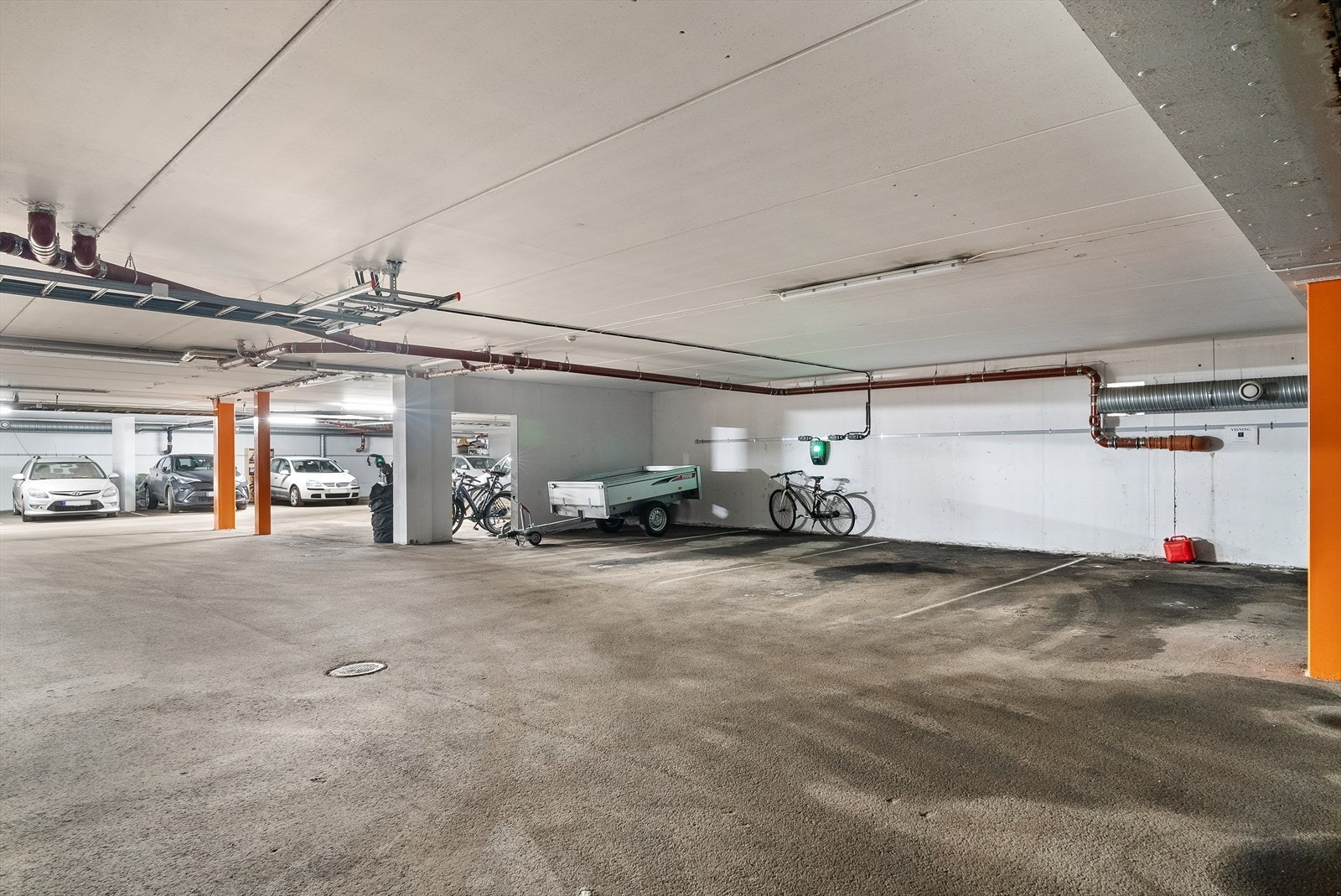 Fast garasje p-plass medfølger i garasjeanlegg i nabo blokk. Galleribilde