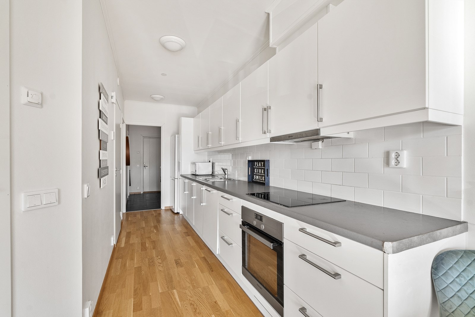 Romslig og moderne kjøkken. Galleribilde