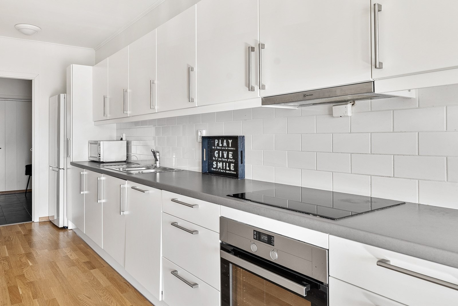 Integrerte hvitevarer og svært god benke, skap -og skuffe plass. Galleribilde