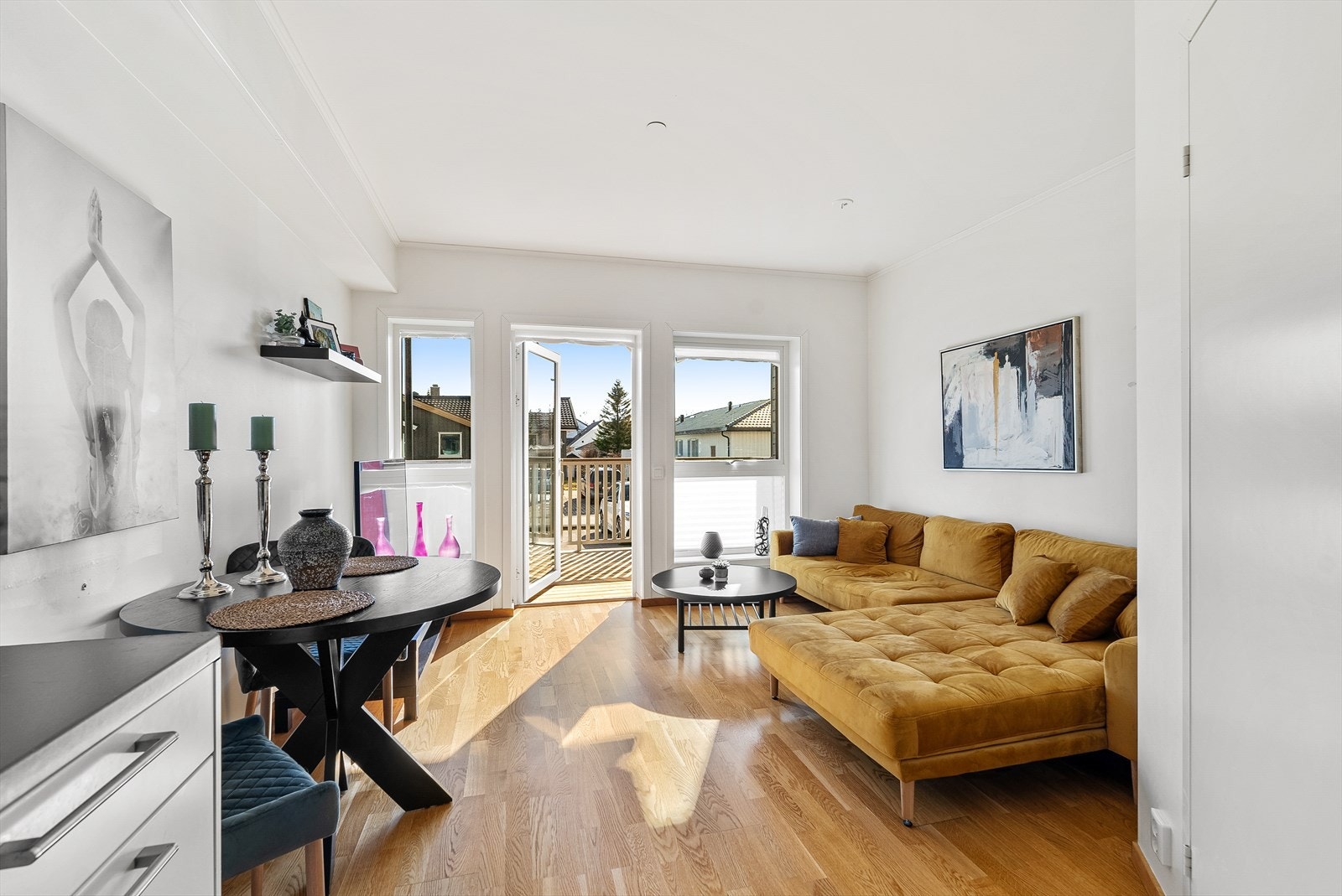 Stue med fin plass til stor sofa med sjeselong og ekstra møblement. Galleribilde