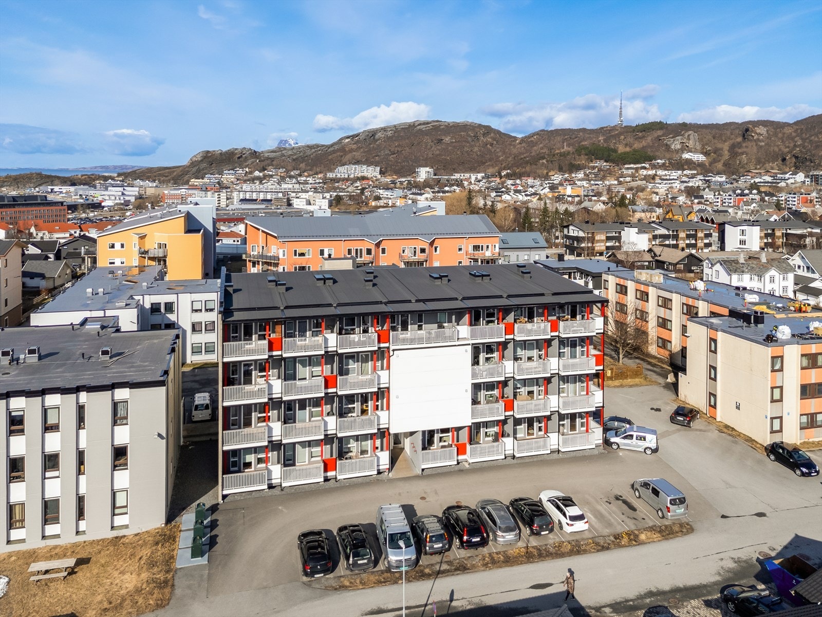 Moderne leilighet fra 2017 på sentrale Reinsletta, kort vei til Bodø sentrum og det du måtte trenge.
Foto: Benjamin Kristiansen, Leel Media Galleribilde