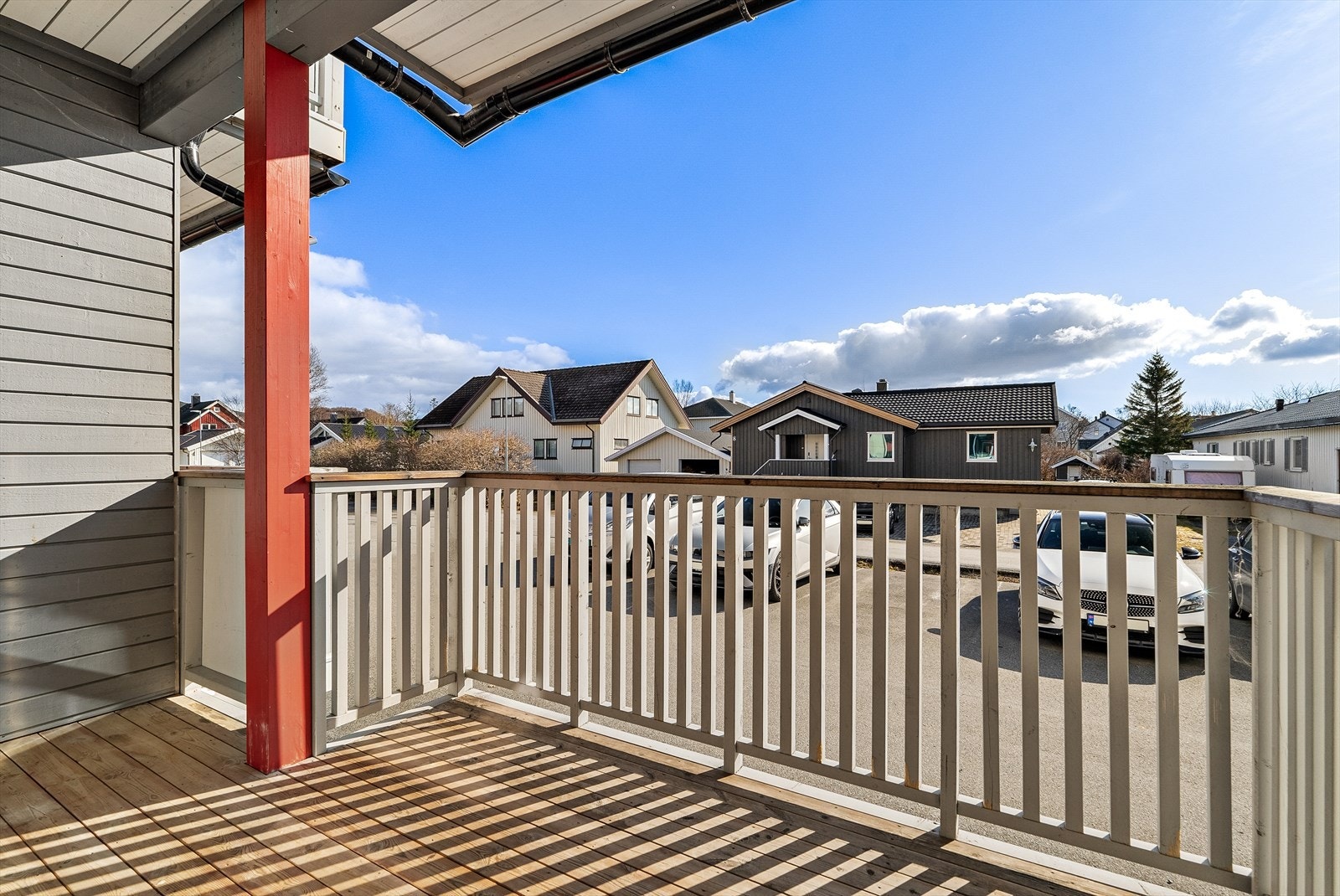 Balkong på 10m² sørvendt med gode solforhold. Galleribilde