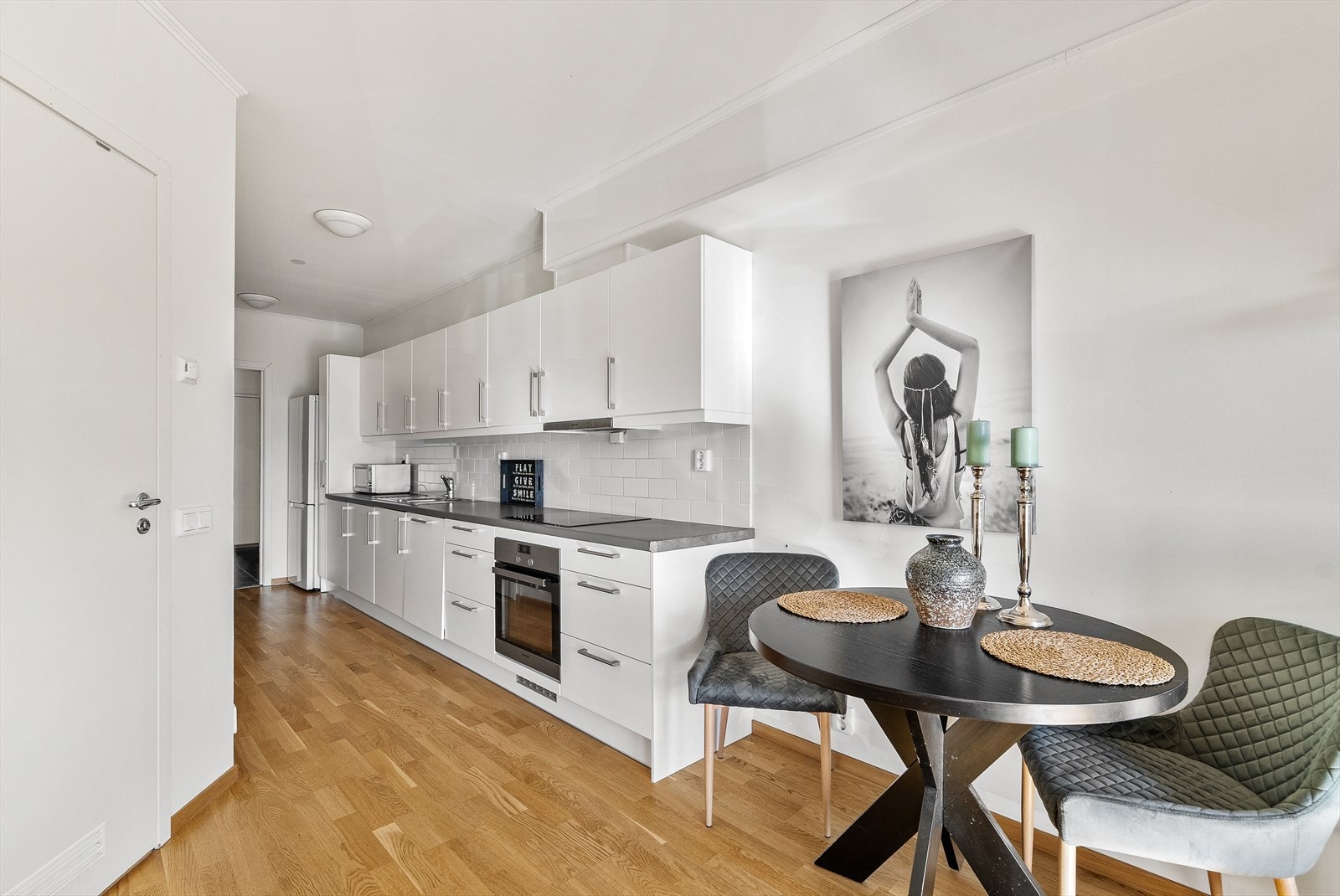 Spisebord tilknyttet kjøkken. Galleribilde