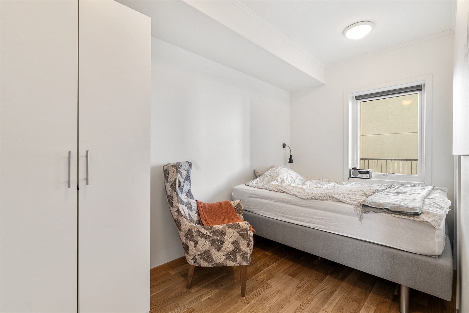 Romslig soverom med garderobeskap. Mulighet for ankomst fra to sider. Galleribilde