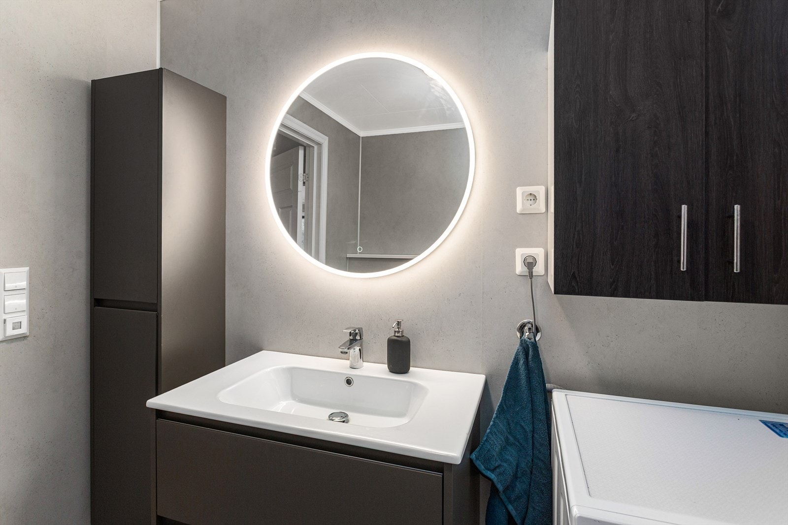 God belysning bak baderomsspeilet Galleribilde