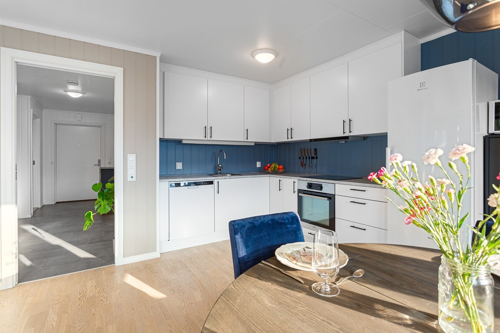 Herlig blåfarge som skaper en fin kontrast til den hvite kjøkkeninnredningen. Galleribilde