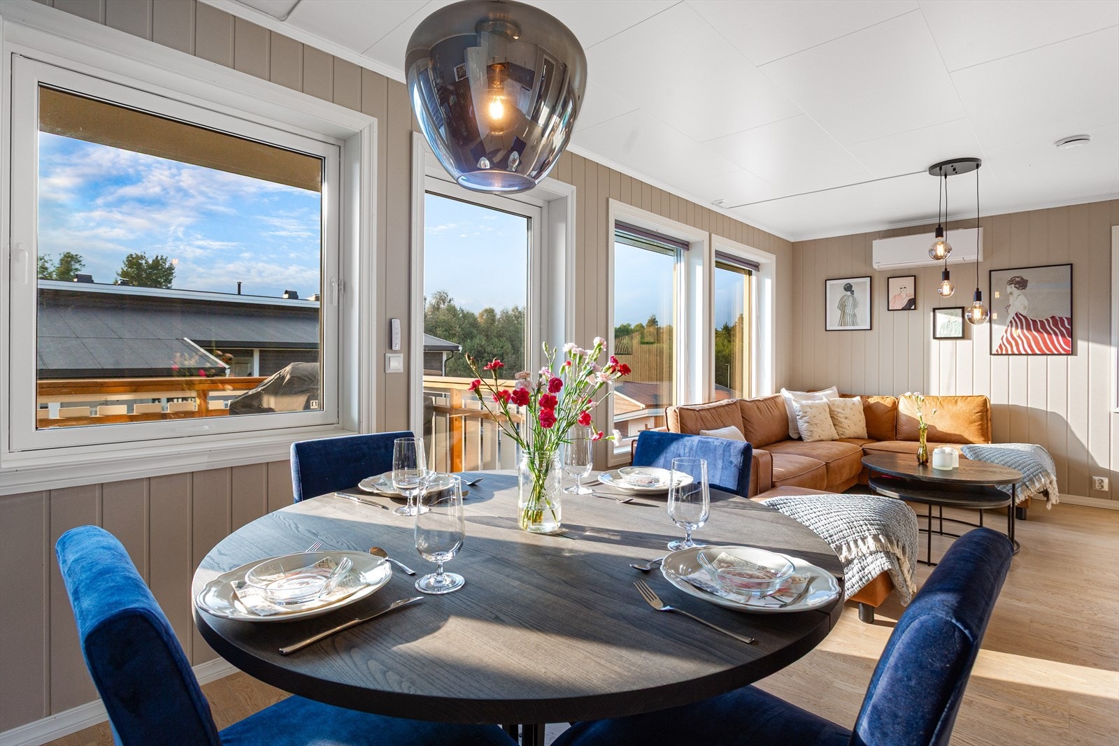 Åkerøvegen 14 med god atmosfære. Her en lys, romslig og koselig stue med vedovn, varmepumpe og utgang til solrik balkong Galleribilde