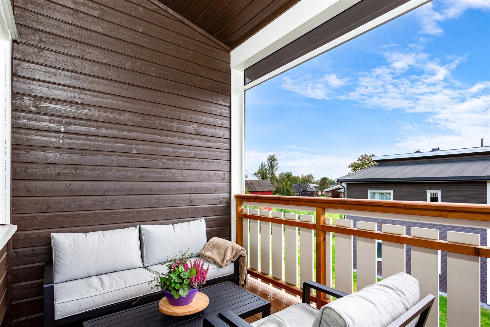 Usjenert balkong med tak og solskjerming Galleribilde