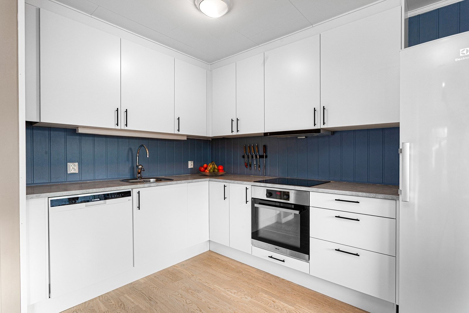 Godt med skaper helt opp til taket på kjøkken. Integrert stekeovn og koketopp medfølger Galleribilde