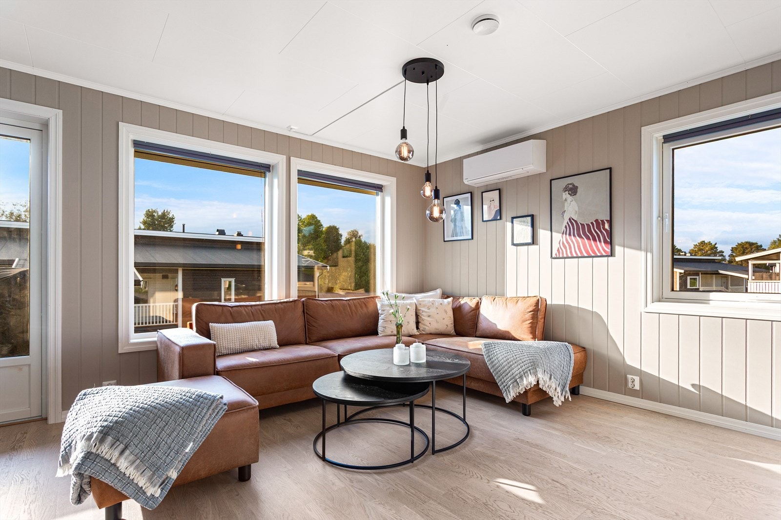 Rikelig med naturlig lys inn i denne stuen Galleribilde