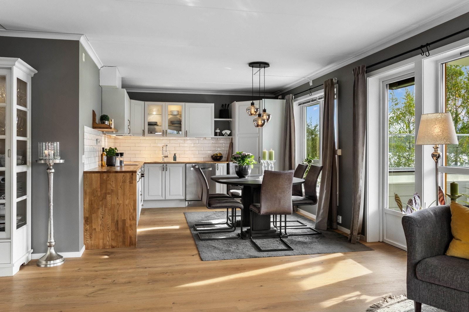 Et lunt og innbydende kjøkken med plass til hyggelige måltider og gode samtaler. Galleribilde