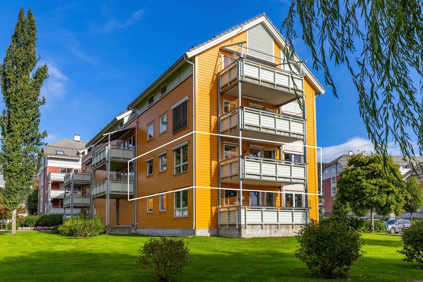 Fasadebilde av bygget i Øvre Storgate 115. Leiligheten ligger markert i fremste rekke mot elven. Galleribilde