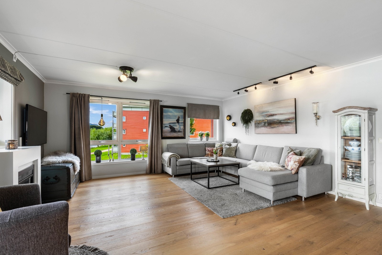 Luftig stue med store vinduer, parkettgulv og fleksible møbleringsmuligheter. Galleribilde