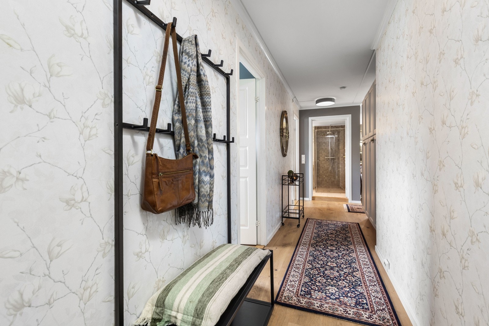 Velkommen inn. En lys og innbydende entré som setter tonen for resten av leiligheten. Galleribilde