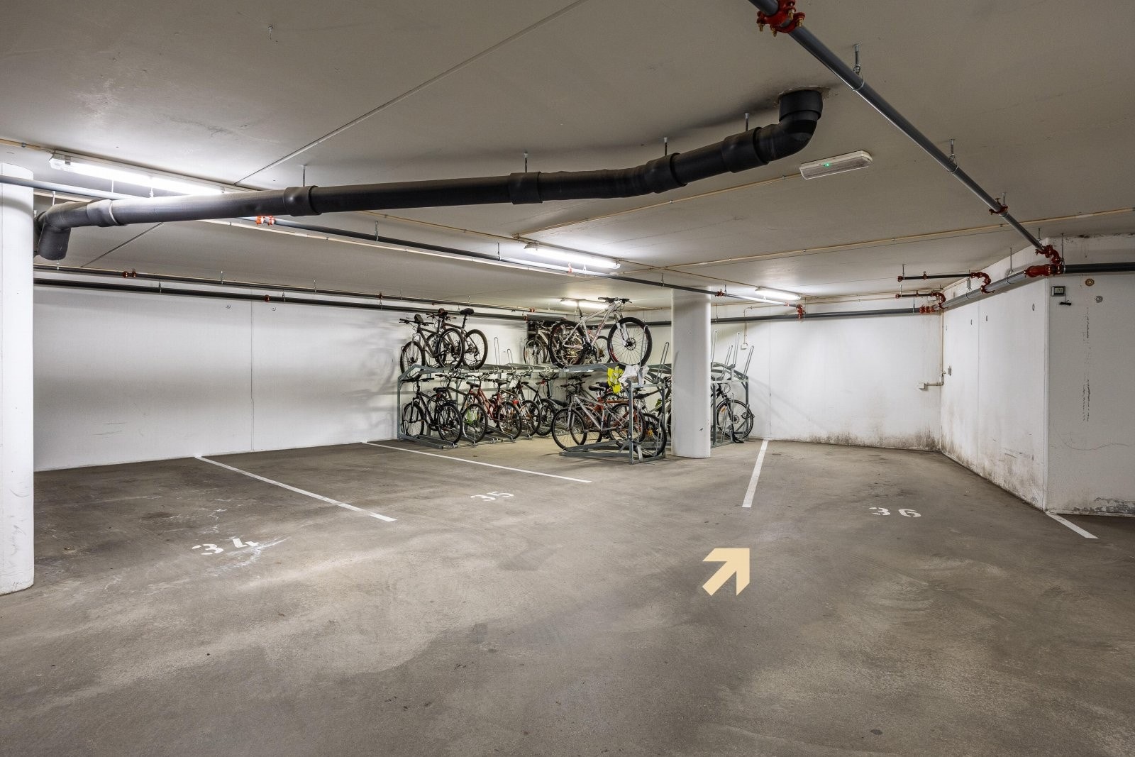 Leiligheten har enerett til én parkeringsplass i felles garasjekjeller, iht. sameiets vedtekter (plass nr. 36 ifølge selger). Galleribilde